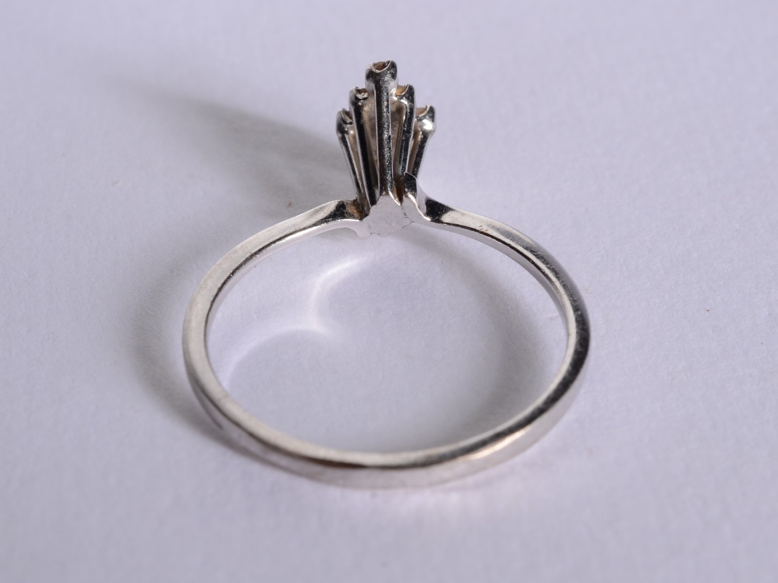 Anel de ouro branco 18 k., feitio losango com 9 brilhantes, aro... - foto 3 de 5