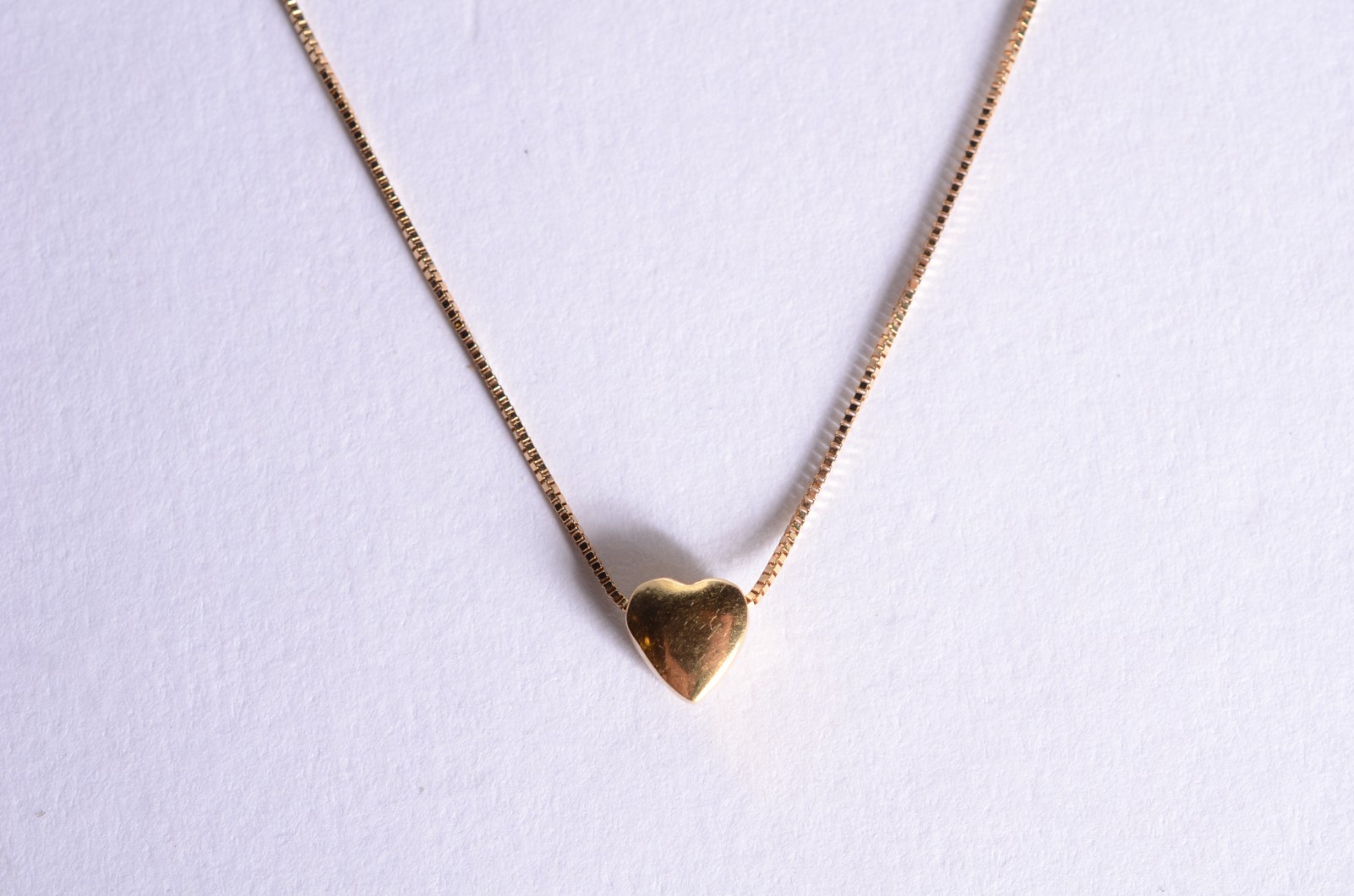 Colar com pendente na forma de coração de ouro 18 k., contraste 750... - foto 1 de 5