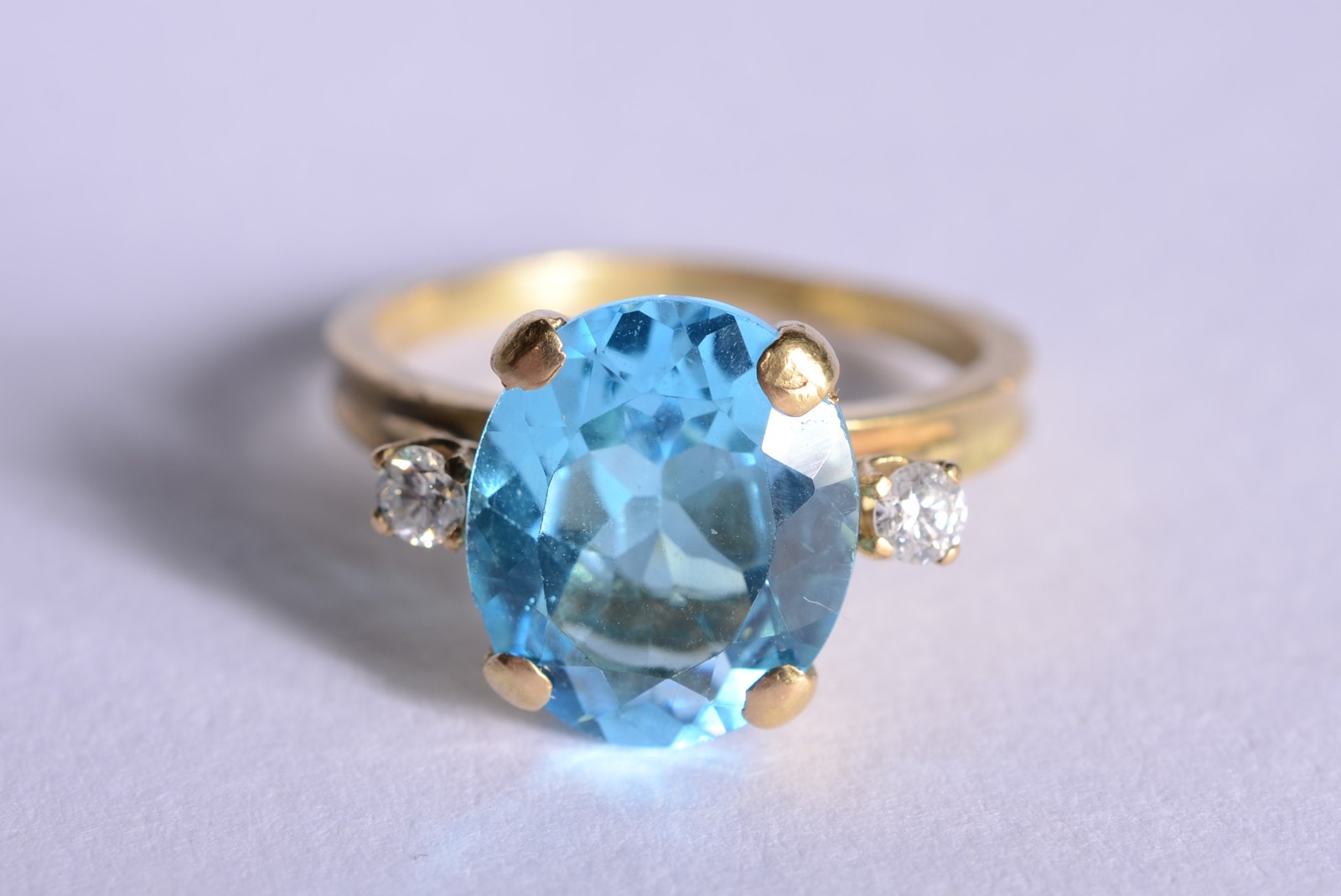 Anel de ouro 18 k., contraste 750 mls com pedra topázio azul lapidada... - foto 1 de 6