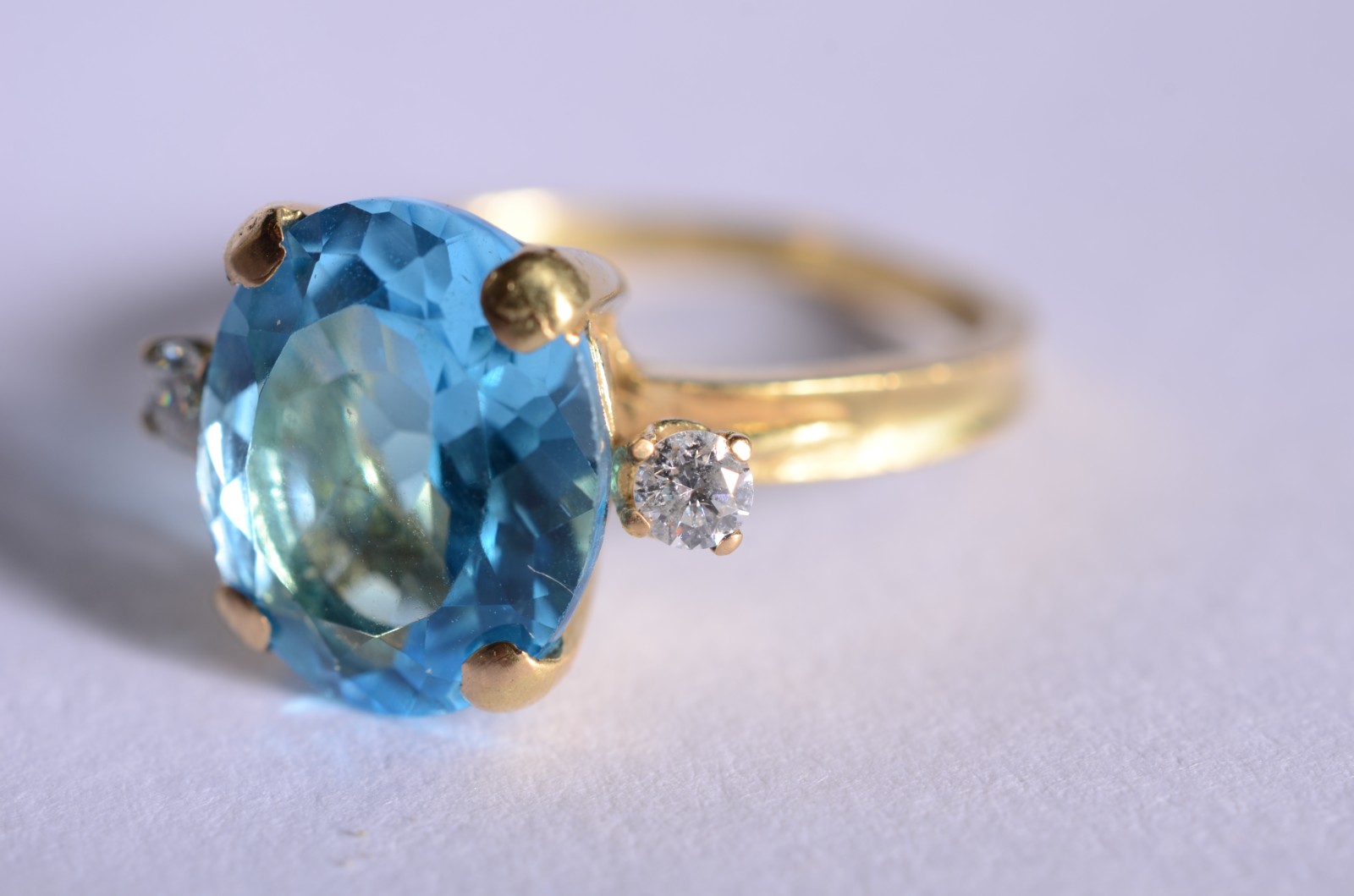 Anel de ouro 18 k., contraste 750 mls com pedra topázio azul lapidada... - foto 2 de 6