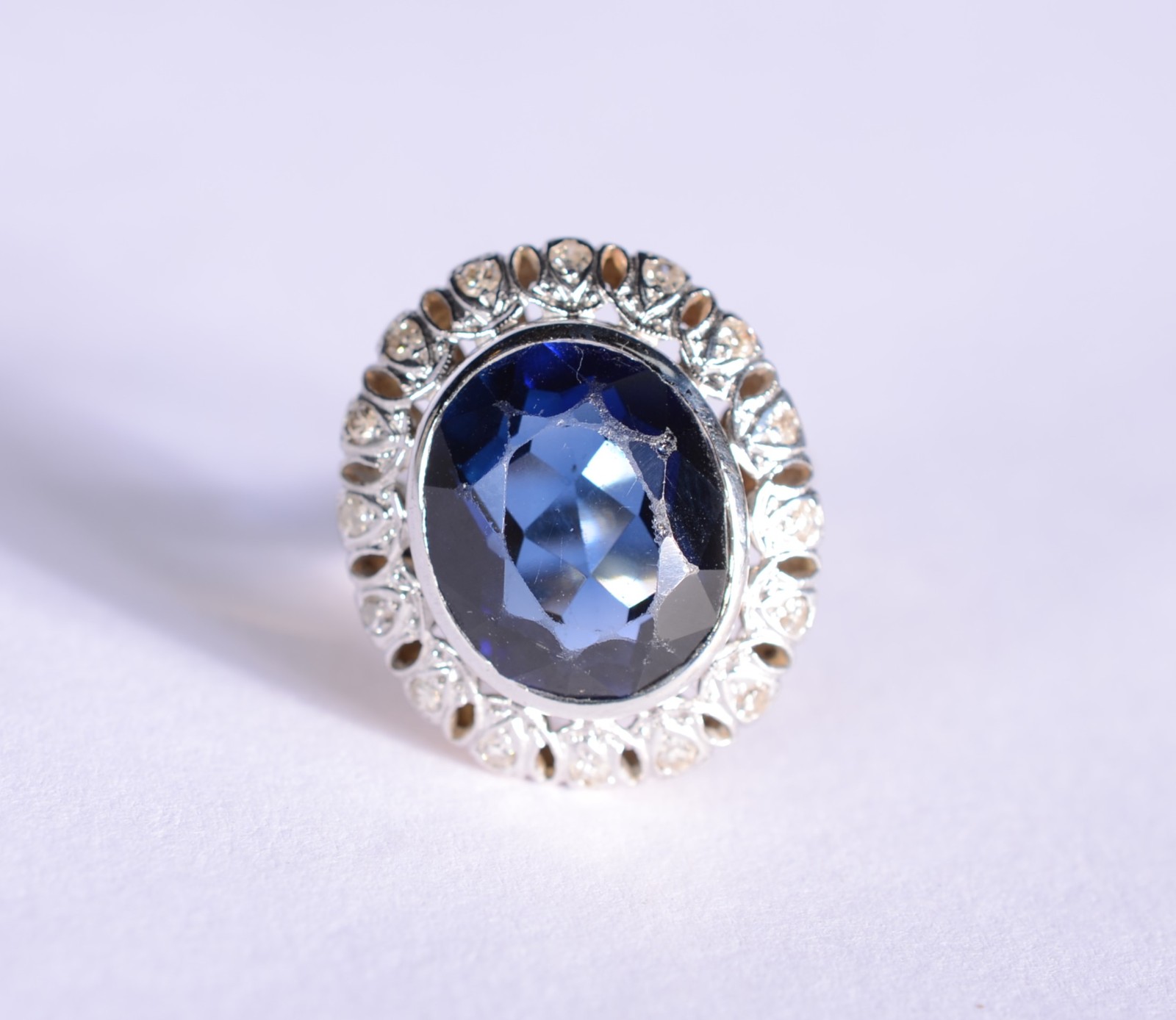 Anel de ouro 18 k., e ouro branco com pedra azul ladeada com... - foto 1 de 7