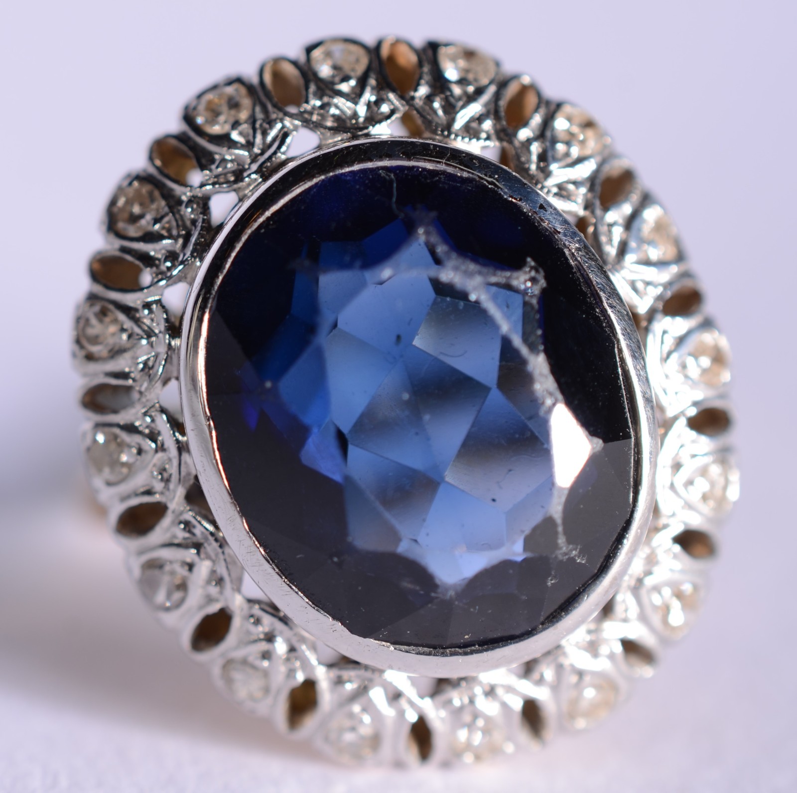 Anel de ouro 18 k., e ouro branco com pedra azul ladeada com... - foto 2 de 7