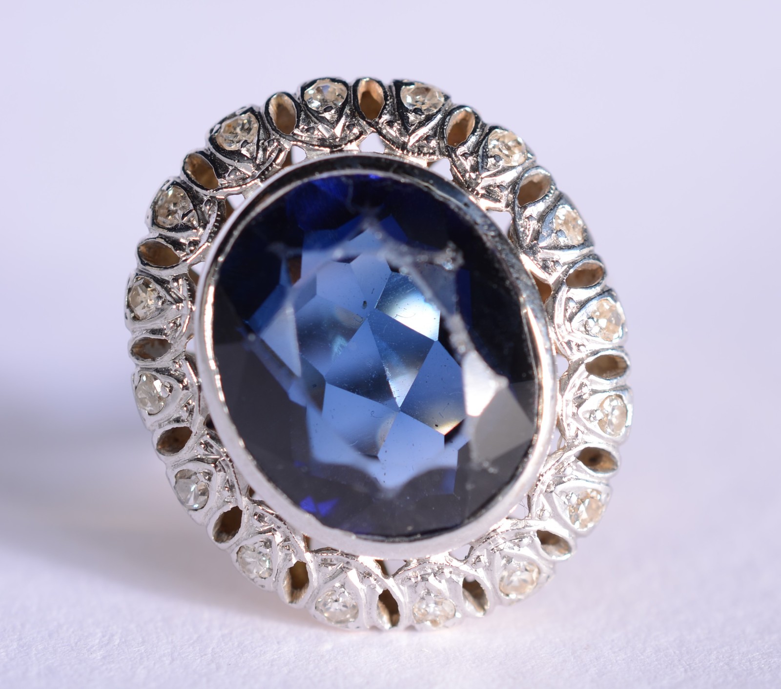 Anel de ouro 18 k., e ouro branco com pedra azul ladeada com... - foto 3 de 7