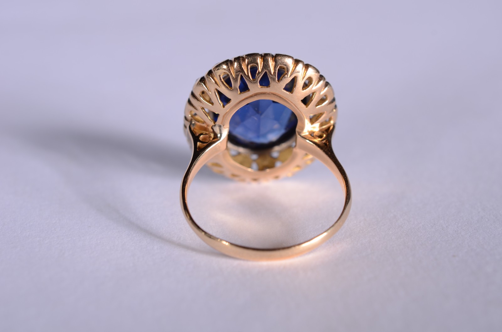 Anel de ouro 18 k., e ouro branco com pedra azul ladeada com... - foto 4 de 7