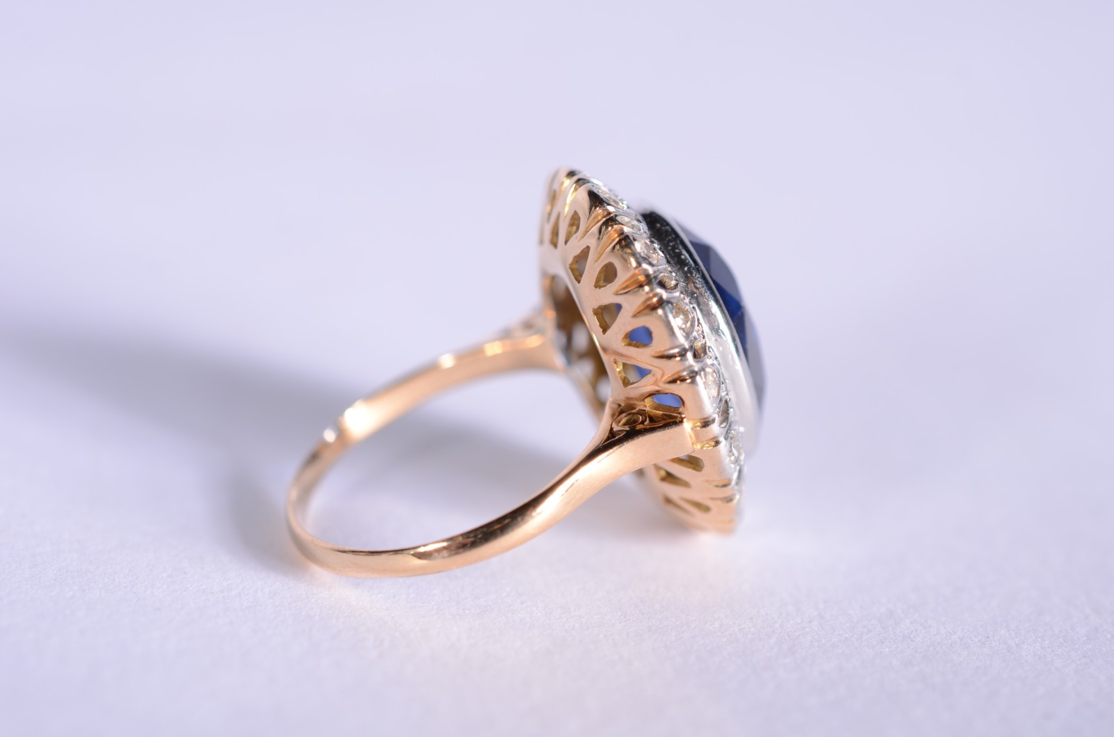 Anel de ouro 18 k., e ouro branco com pedra azul ladeada com... - foto 5 de 7