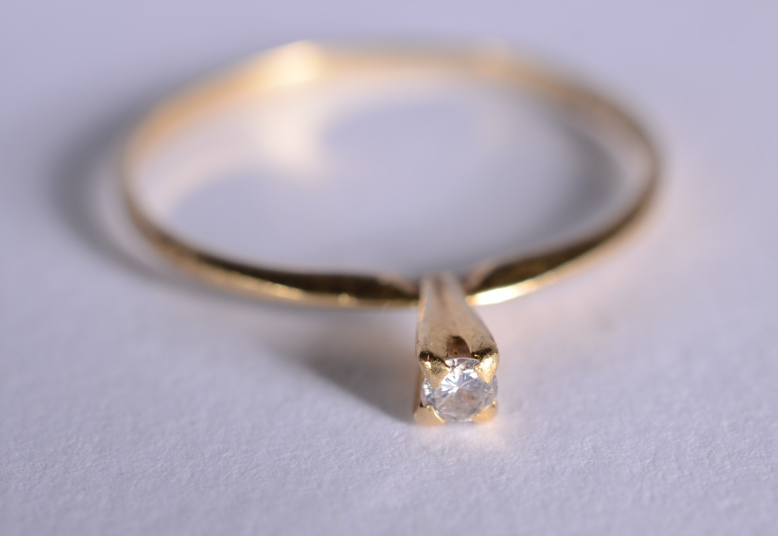 Solitário de ouro 18 k., brilhante de 0,05 ct, aro 15. (Por motivos... - foto 1 de 7