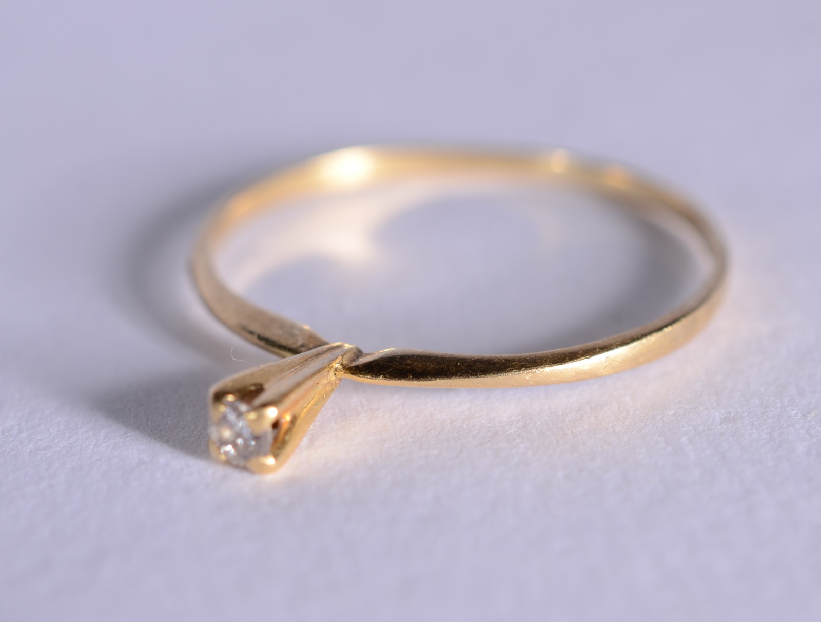 Solitário de ouro 18 k., brilhante de 0,05 ct, aro 15. (Por motivos... - foto 2 de 7