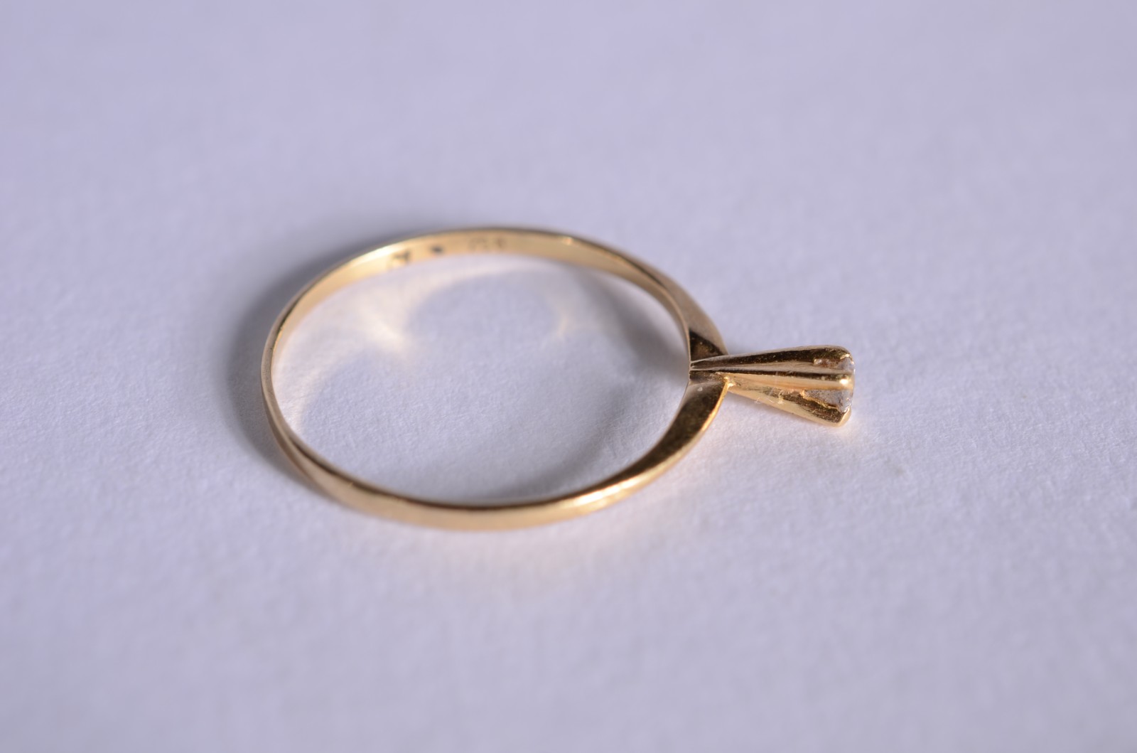 Solitário de ouro 18 k., brilhante de 0,05 ct, aro 15. (Por motivos... - foto 3 de 7