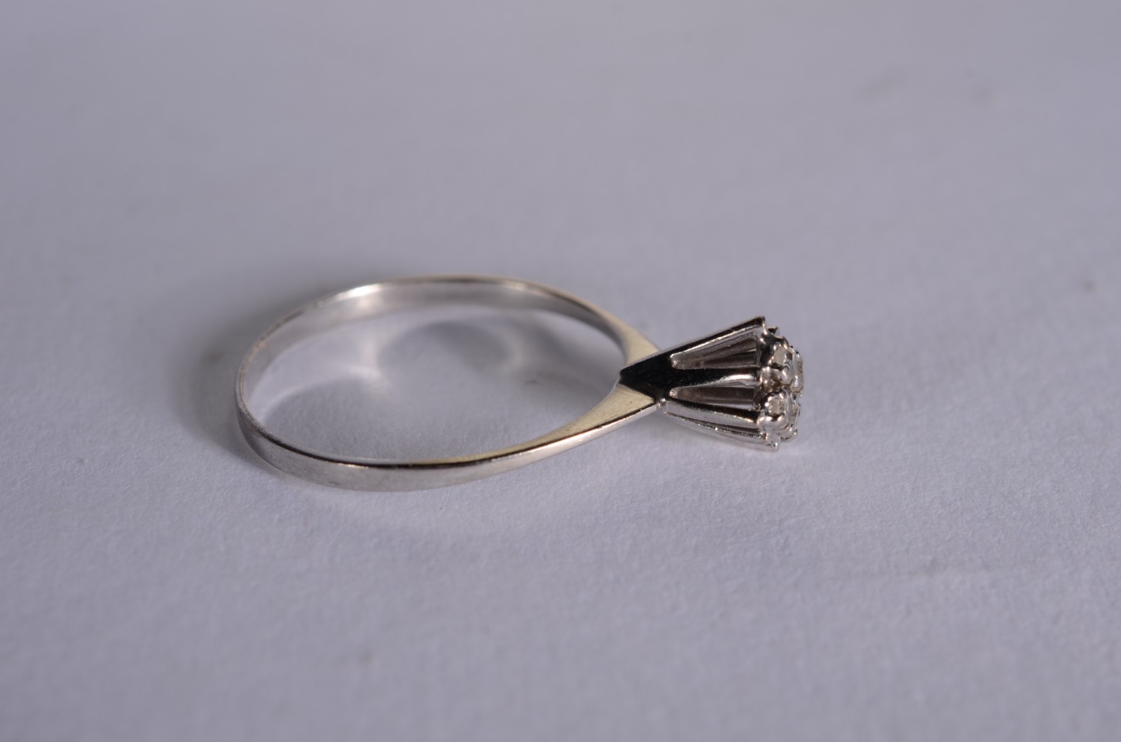 Anel feitio chuveiro de ouro branco com 5 brilhantes, aro 17. (Por... - foto 2 de 5