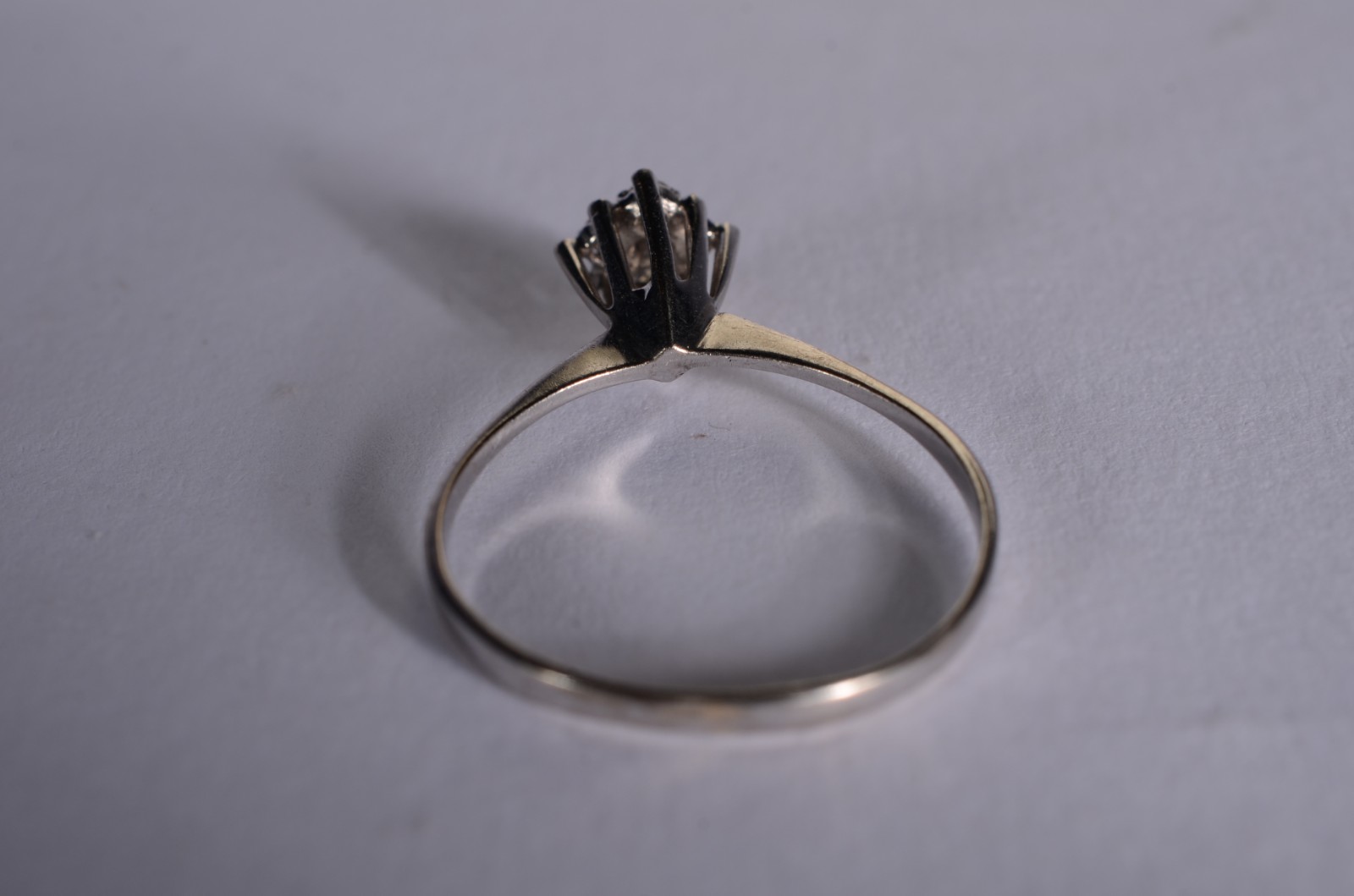Anel feitio chuveiro de ouro branco com 5 brilhantes, aro 17. (Por... - foto 3 de 5