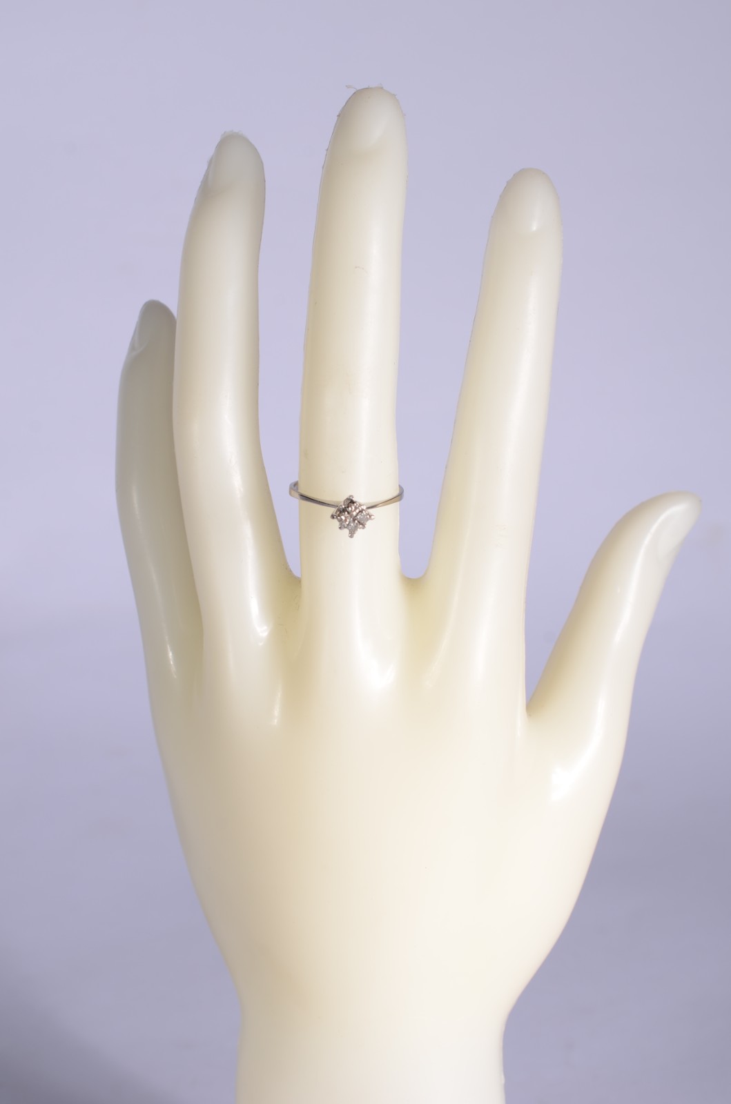Anel feitio chuveiro de ouro branco com 5 brilhantes, aro 17. (Por... - foto 5 de 5