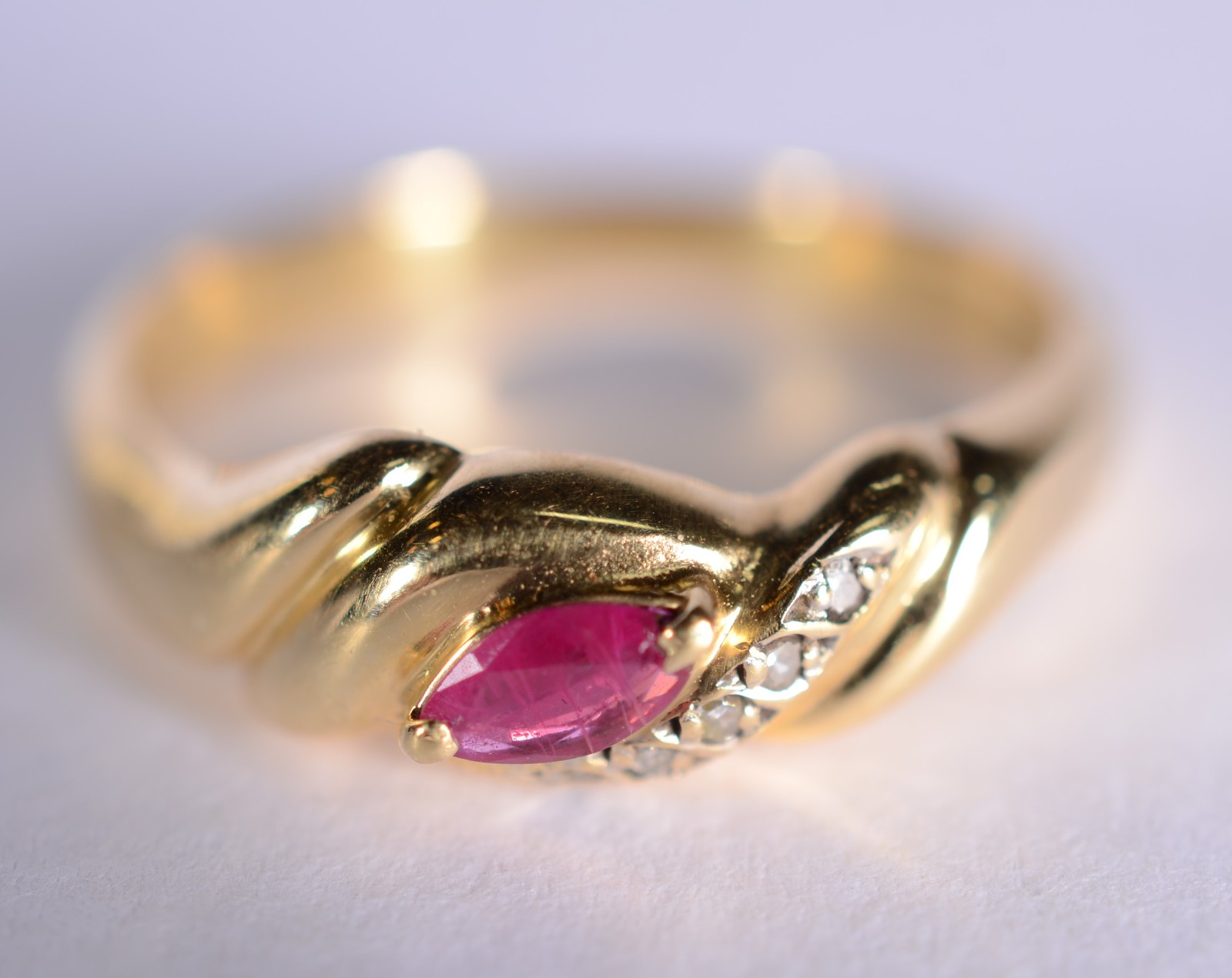 Anel de ouro 18 k., contraste 750 mls cravejado com mini brilhantes e... - foto 1 de 6