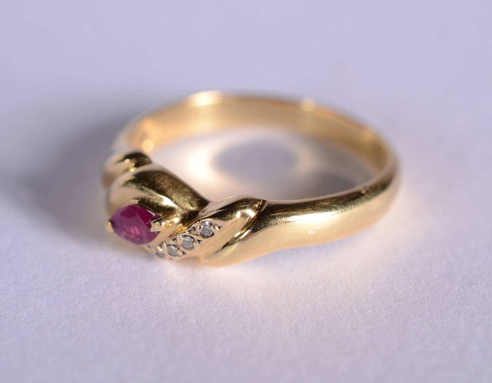 Anel de ouro 18 k., contraste 750 mls cravejado com mini brilhantes e... - foto 2 de 6