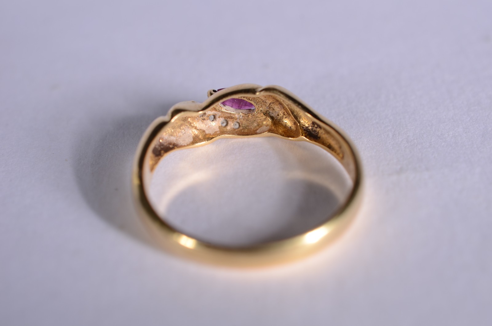 Anel de ouro 18 k., contraste 750 mls cravejado com mini brilhantes e... - foto 3 de 6