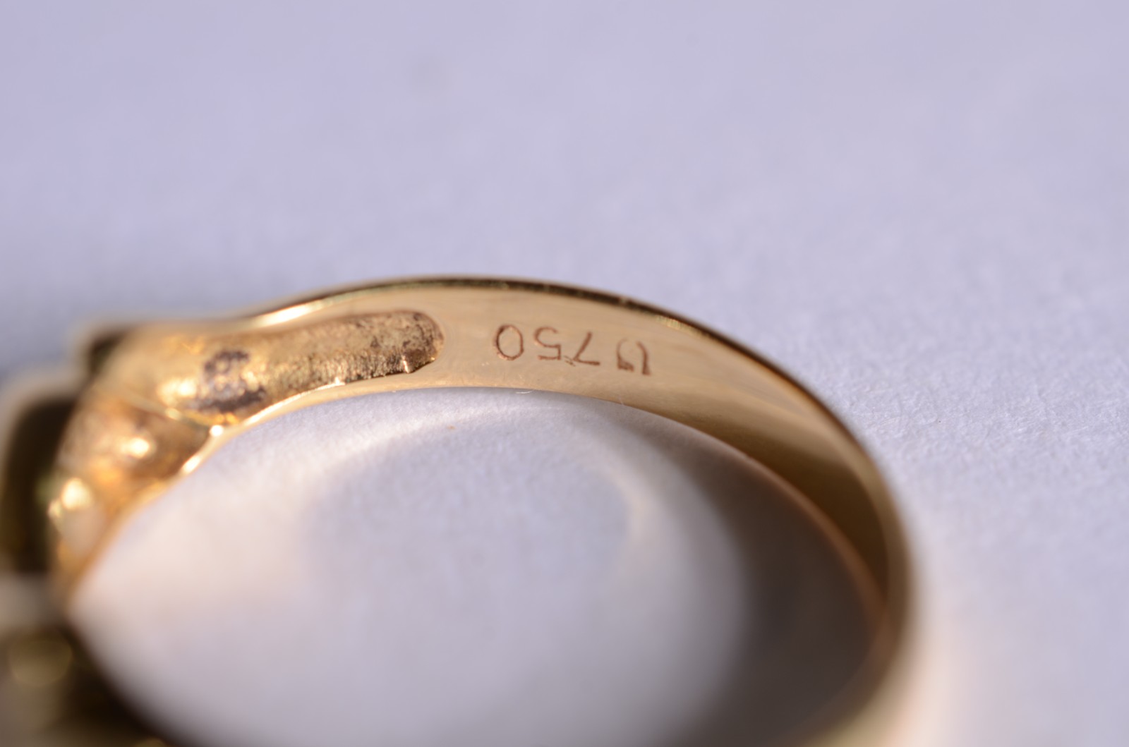 Anel de ouro 18 k., contraste 750 mls cravejado com mini brilhantes e... - foto 4 de 6