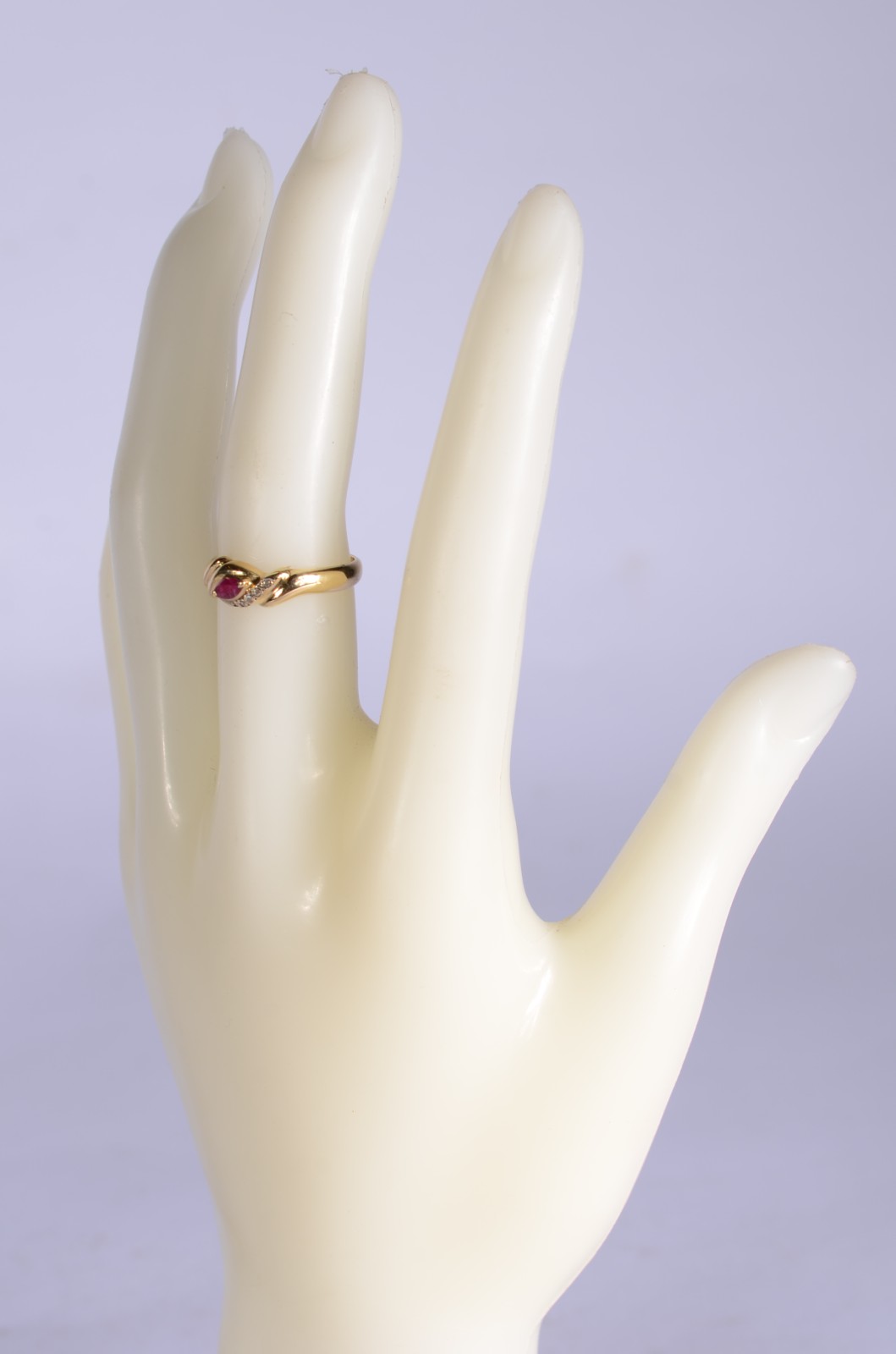 Anel de ouro 18 k., contraste 750 mls cravejado com mini brilhantes e... - foto 6 de 6