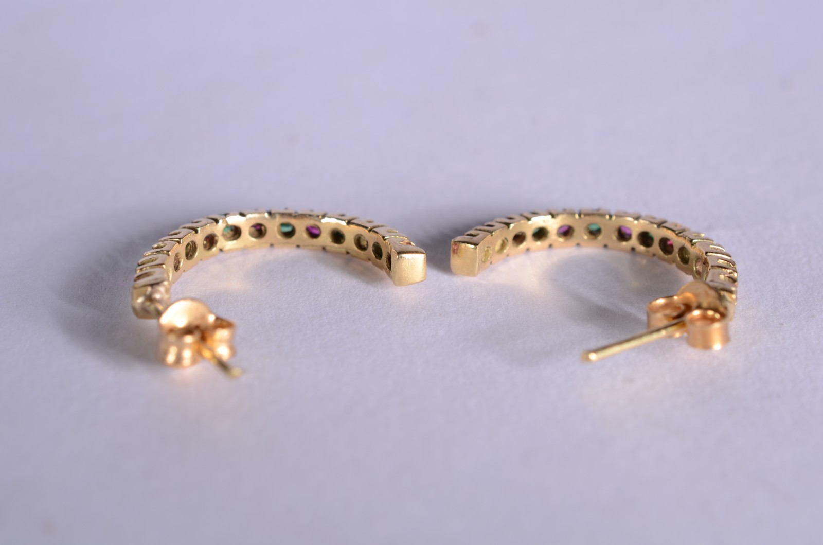 Par de meia argola de ouro 18 k., contraste 750 mls cravejado com... - foto 2 de 6