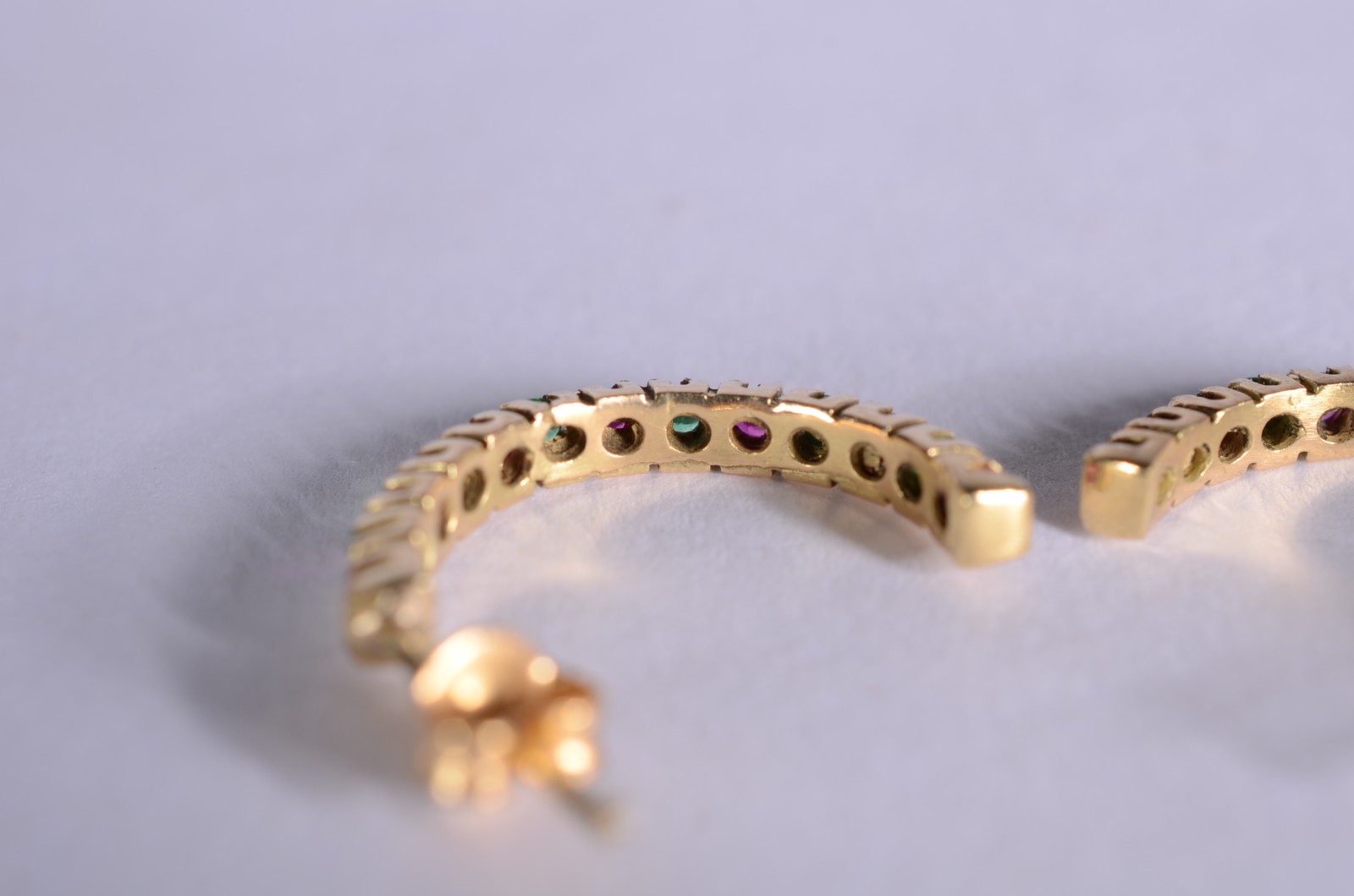 Par de meia argola de ouro 18 k., contraste 750 mls cravejado com... - foto 3 de 6