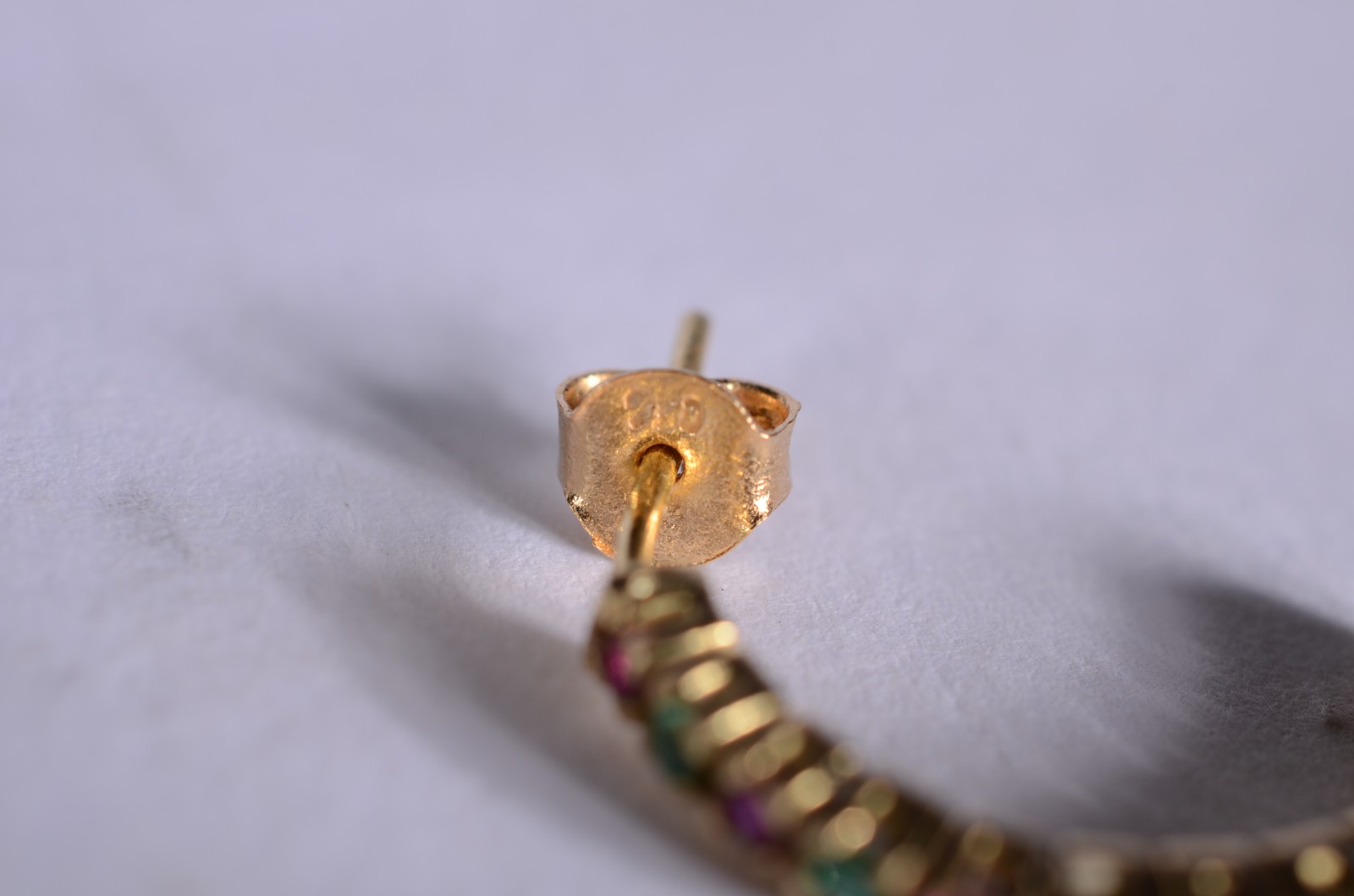 Par de meia argola de ouro 18 k., contraste 750 mls cravejado com... - foto 4 de 6