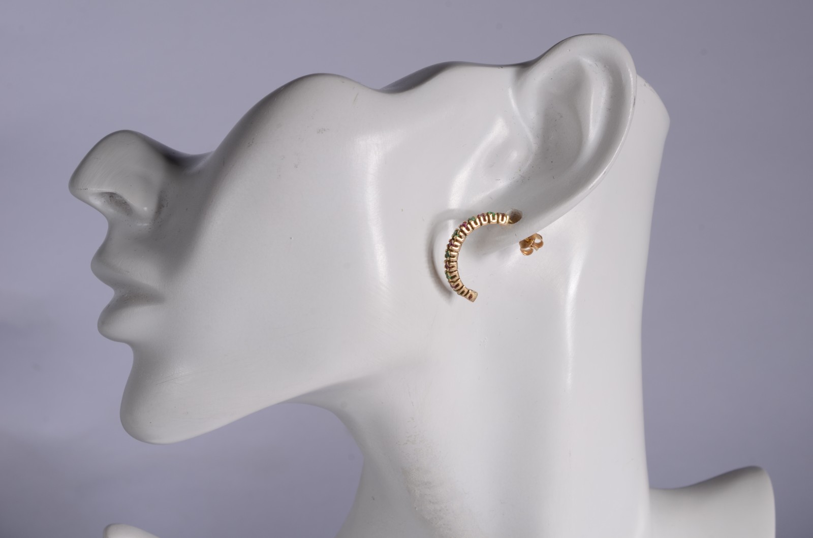 Par de meia argola de ouro 18 k., contraste 750 mls cravejado com... - foto 5 de 6