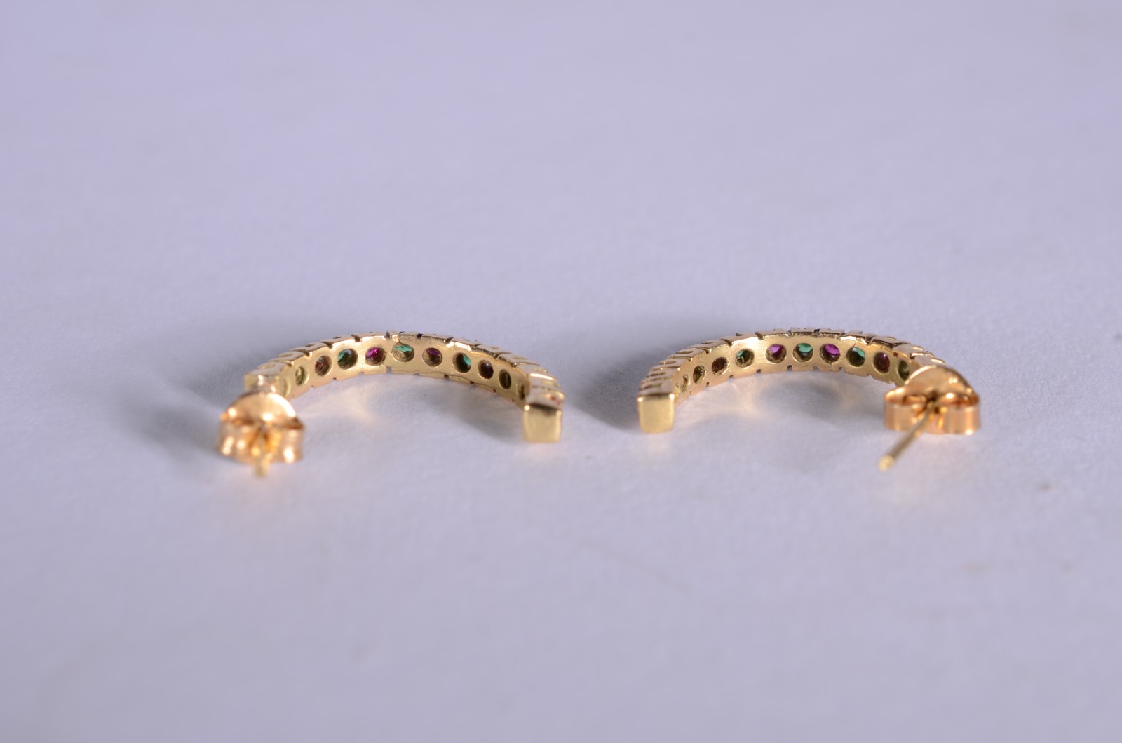 Par de meia argola de ouro 18 k., contraste 750 mls cravejado com... - foto 6 de 6