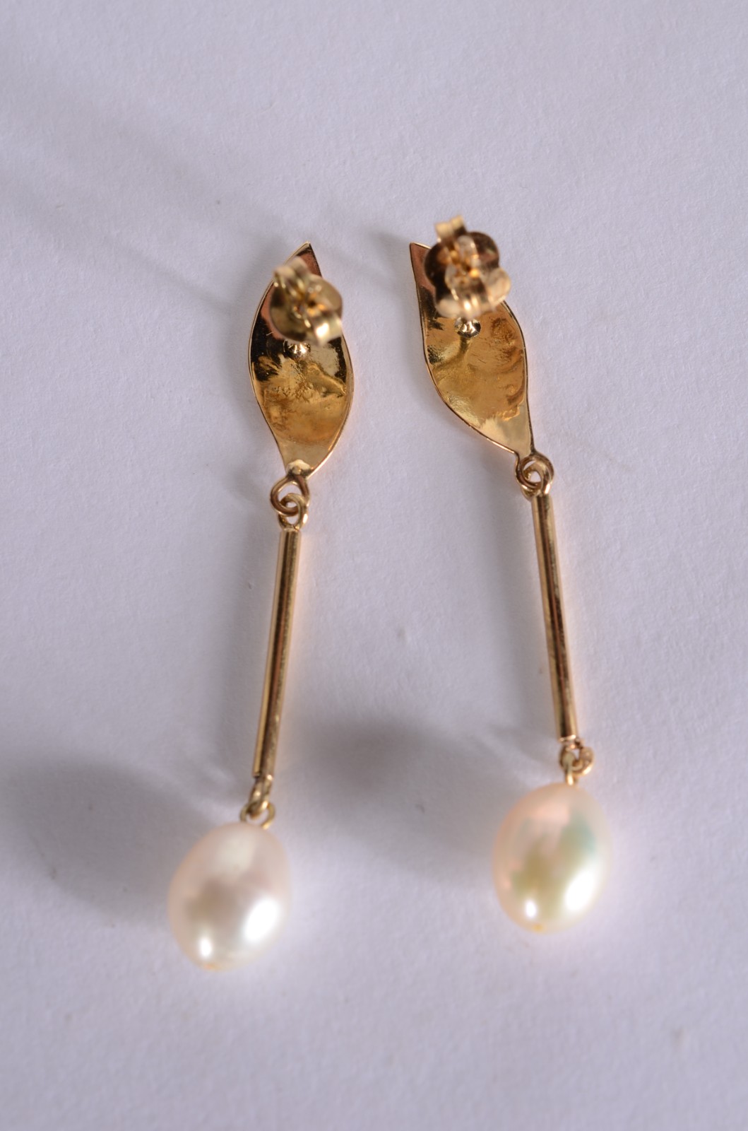Par de brincos de ouro 18 k., contraste 750 mls com duas perolas... - foto 2 de 3