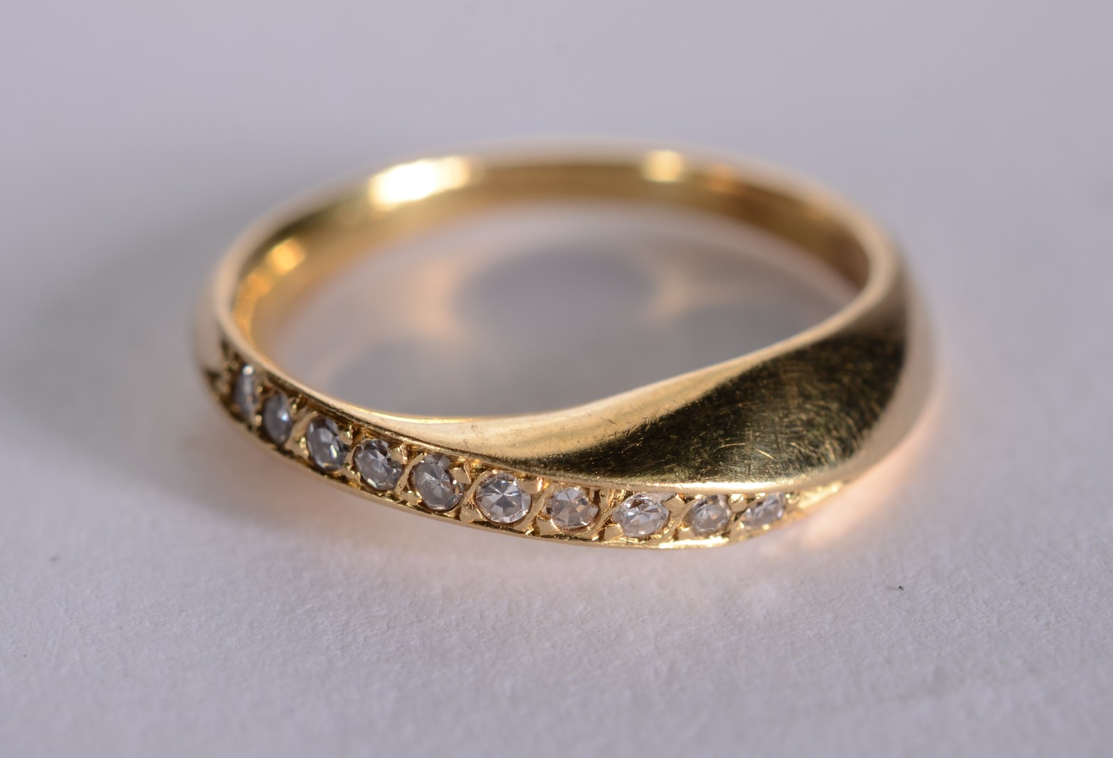 Anel de ouro 18 k., cravejado com brilhantes, aro 15. (Por motivos de... - foto 1 de 7
