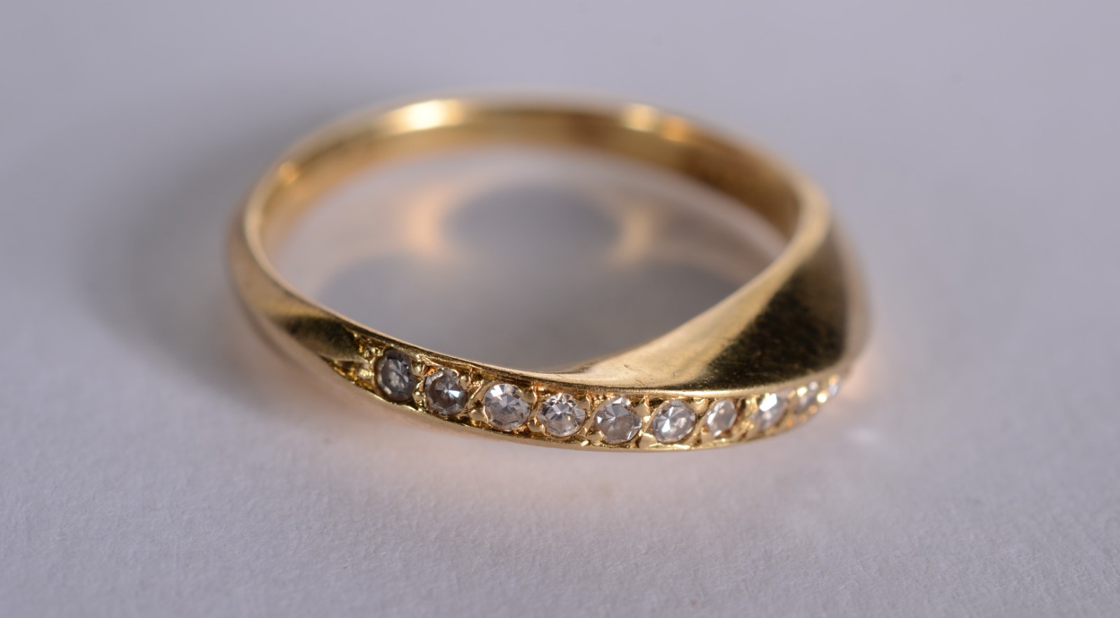 Anel de ouro 18 k., cravejado com brilhantes, aro 15. (Por motivos de... - foto 2 de 7
