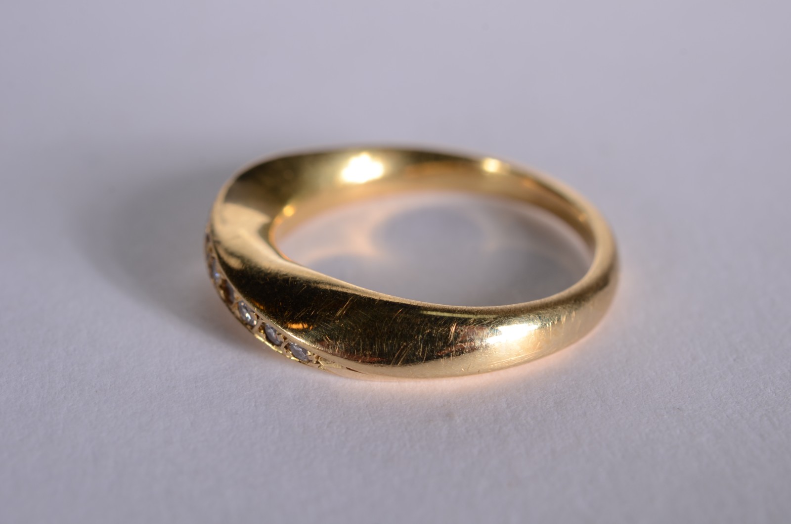 Anel de ouro 18 k., cravejado com brilhantes, aro 15. (Por motivos de... - foto 3 de 7