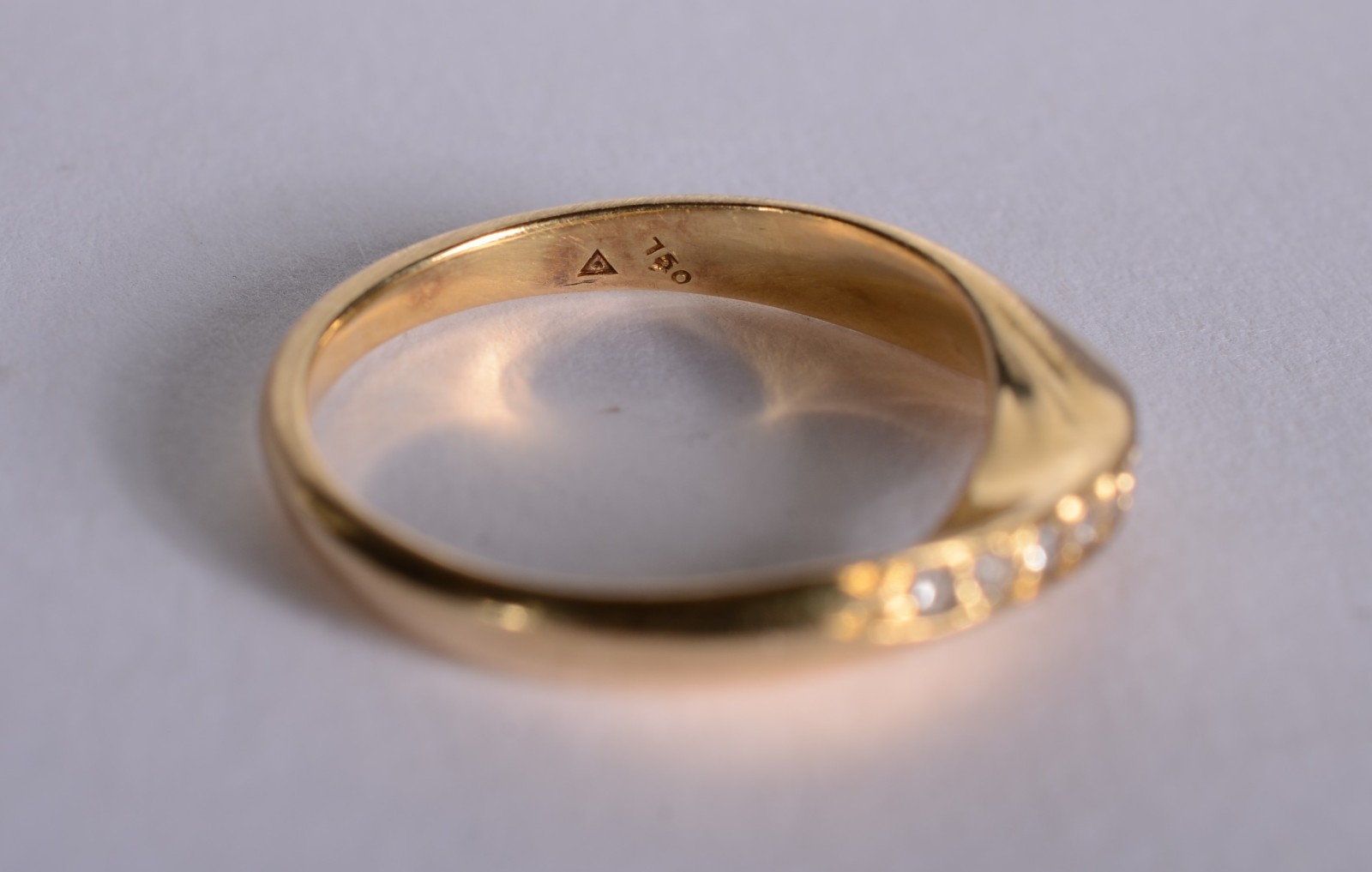Anel de ouro 18 k., cravejado com brilhantes, aro 15. (Por motivos de... - foto 4 de 7