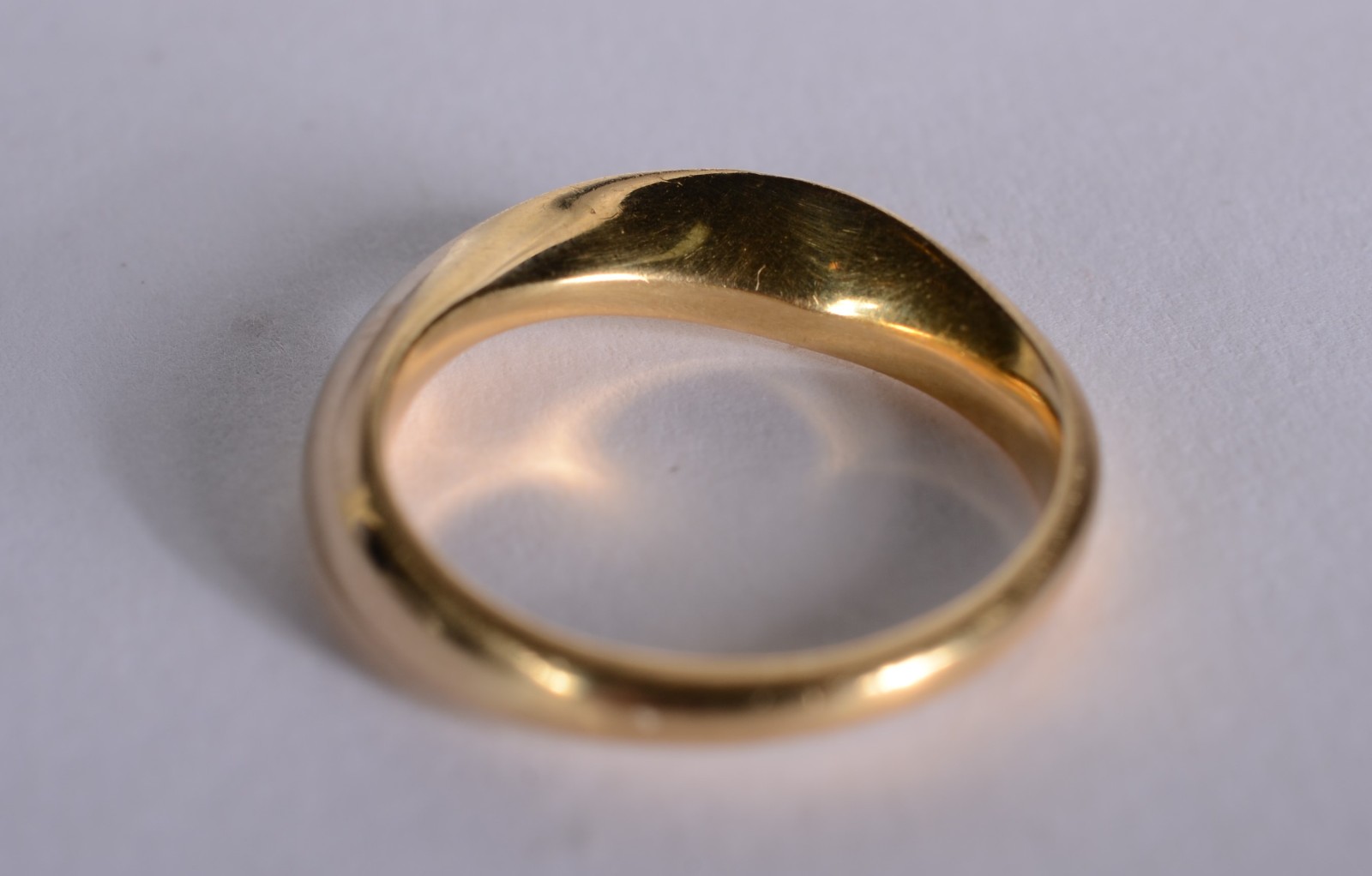 Anel de ouro 18 k., cravejado com brilhantes, aro 15. (Por motivos de... - foto 5 de 7