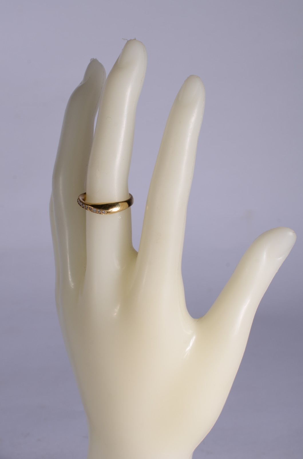 Anel de ouro 18 k., cravejado com brilhantes, aro 15. (Por motivos de... - foto 6 de 7