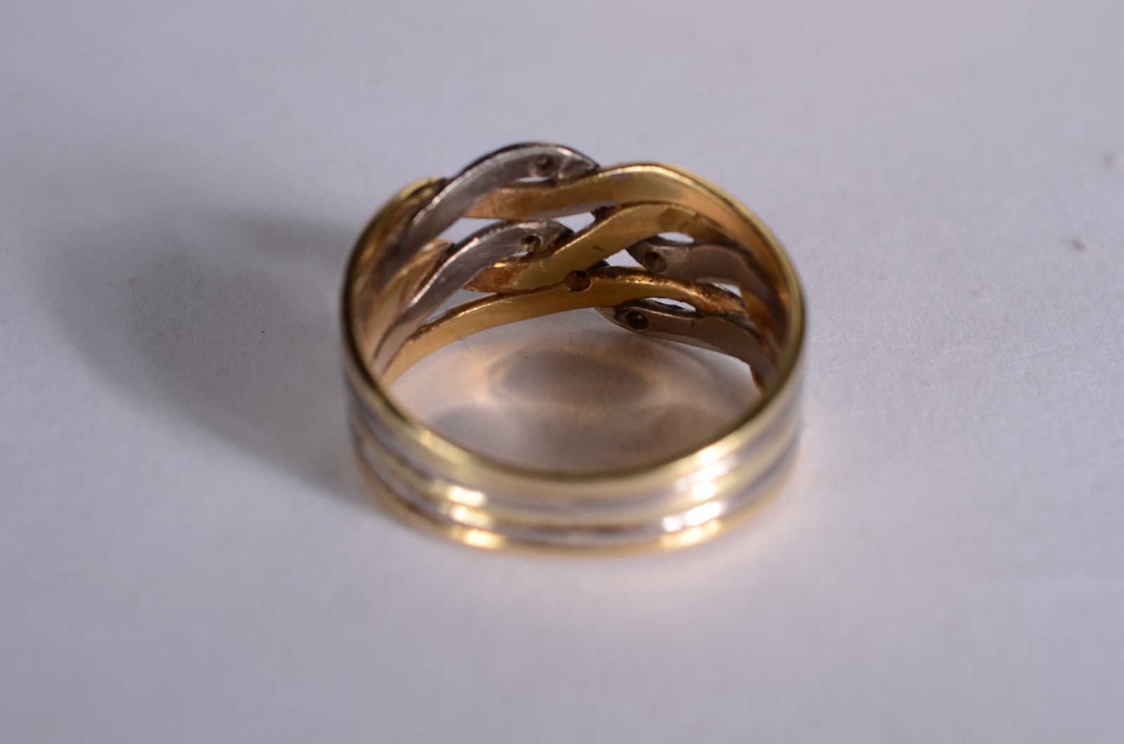 Anel de ouro 18 k., e ouro branco entrelaçados cravejado com... - foto 3 de 5