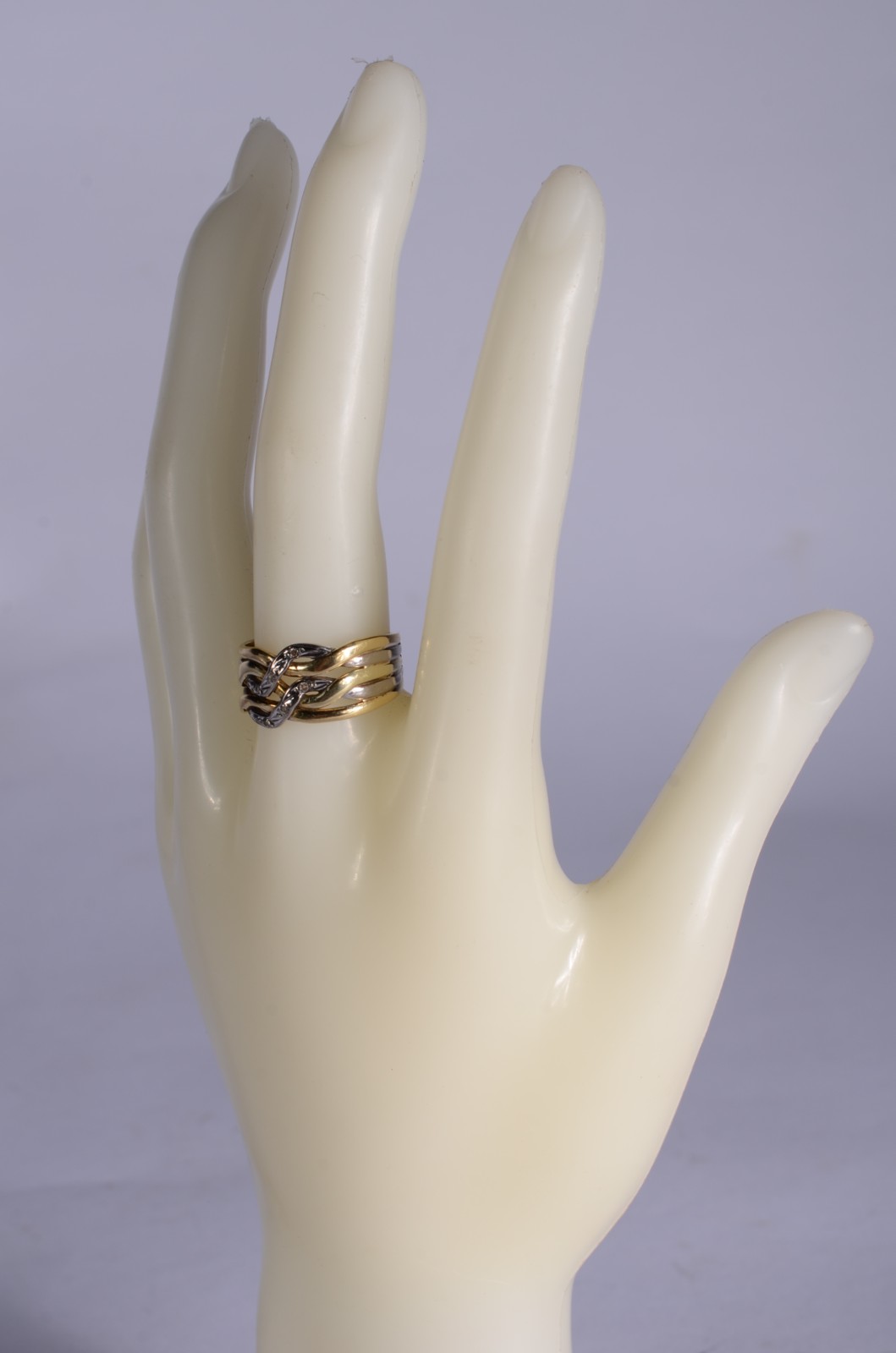 Anel de ouro 18 k., e ouro branco entrelaçados cravejado com... - foto 4 de 5