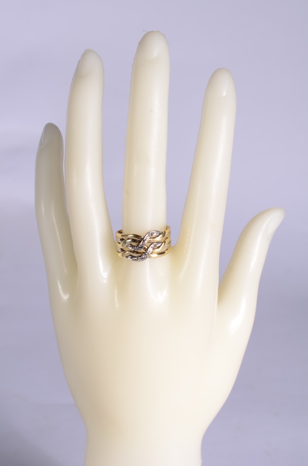 Anel de ouro 18 k., e ouro branco entrelaçados cravejado com... - foto 5 de 5