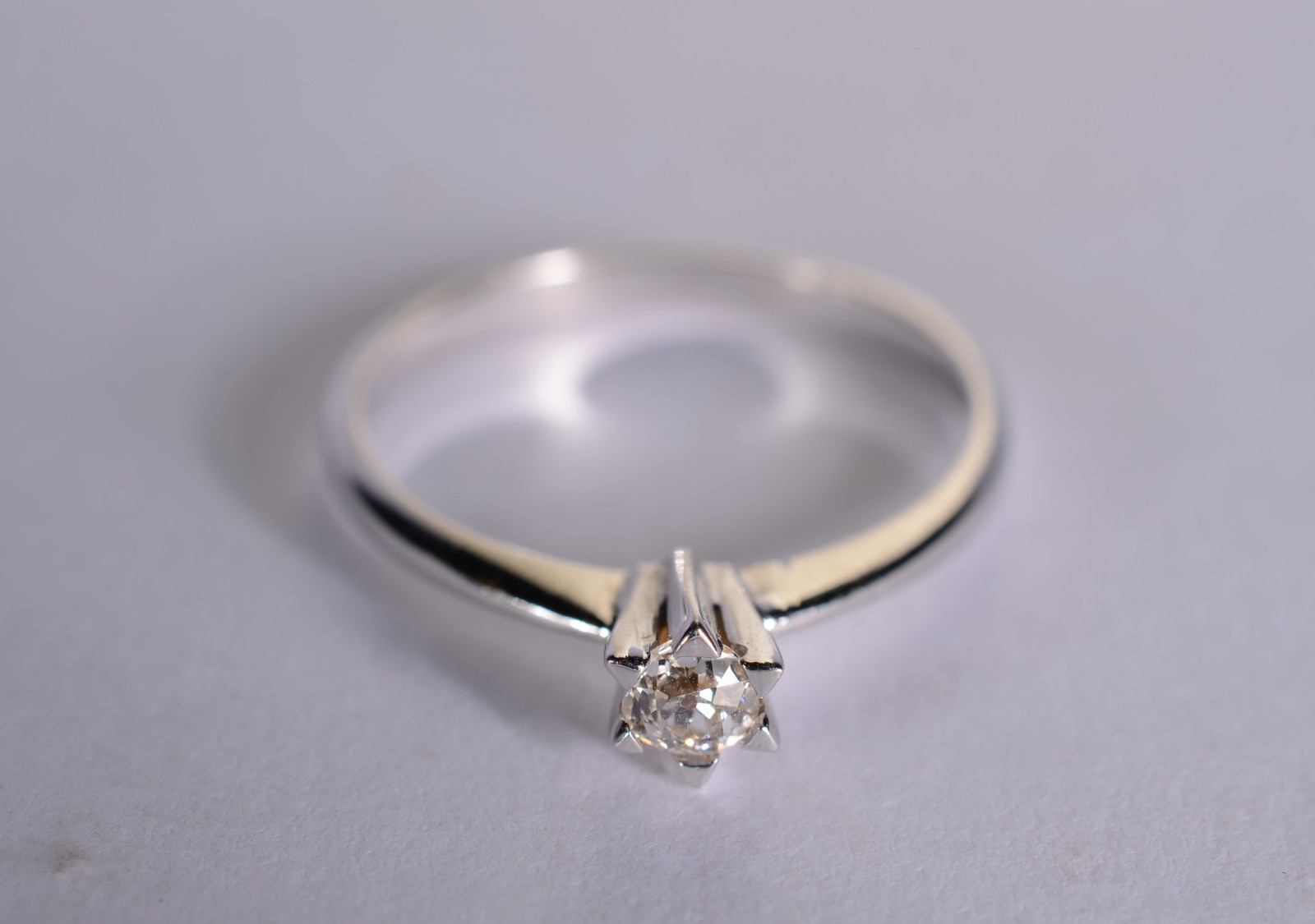 Solitário de ouro branco com brilhante de 0,15 ct, aro 15. (Por... - foto 1 de 6