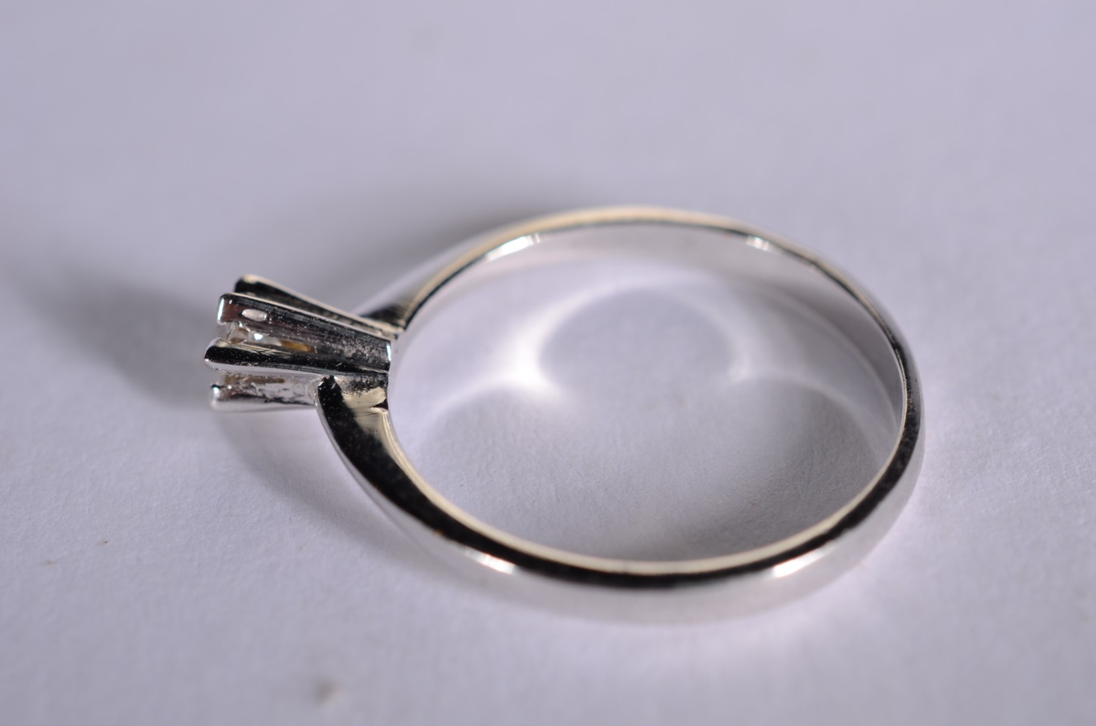 Solitário de ouro branco com brilhante de 0,15 ct, aro 15. (Por... - foto 2 de 6