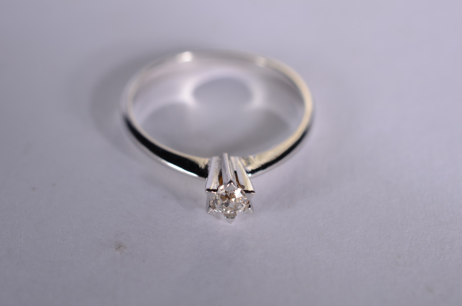 Solitário de ouro branco com brilhante de 0,15 ct, aro 15. (Por... - foto 3 de 6
