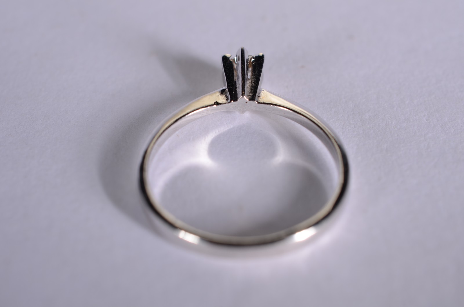 Solitário de ouro branco com brilhante de 0,15 ct, aro 15. (Por... - foto 4 de 6