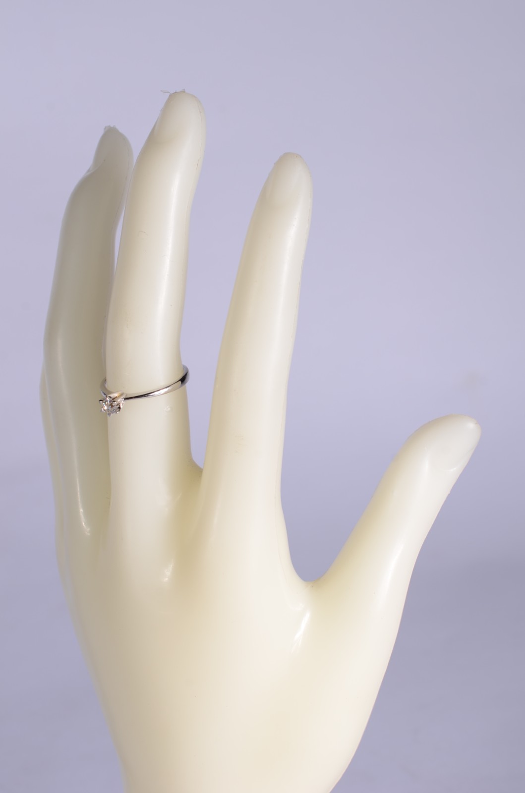 Solitário de ouro branco com brilhante de 0,15 ct, aro 15. (Por... - foto 5 de 6