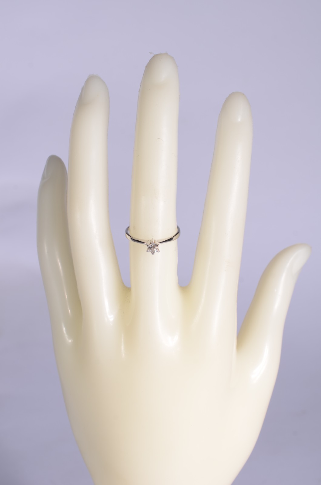 Solitário de ouro branco com brilhante de 0,15 ct, aro 15. (Por... - foto 6 de 6