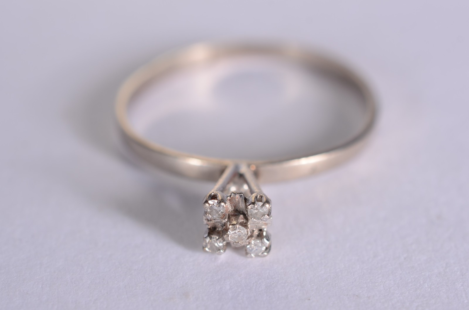 Anel feitio chuveiro de ouro branco com 4 brilhantes, aro 19. (Por... - foto 1 de 7