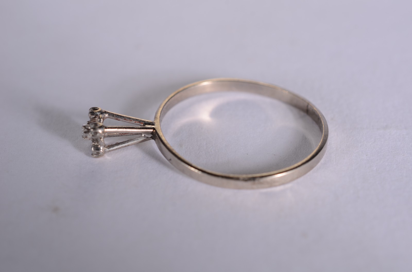 Anel feitio chuveiro de ouro branco com 4 brilhantes, aro 19. (Por... - foto 3 de 7