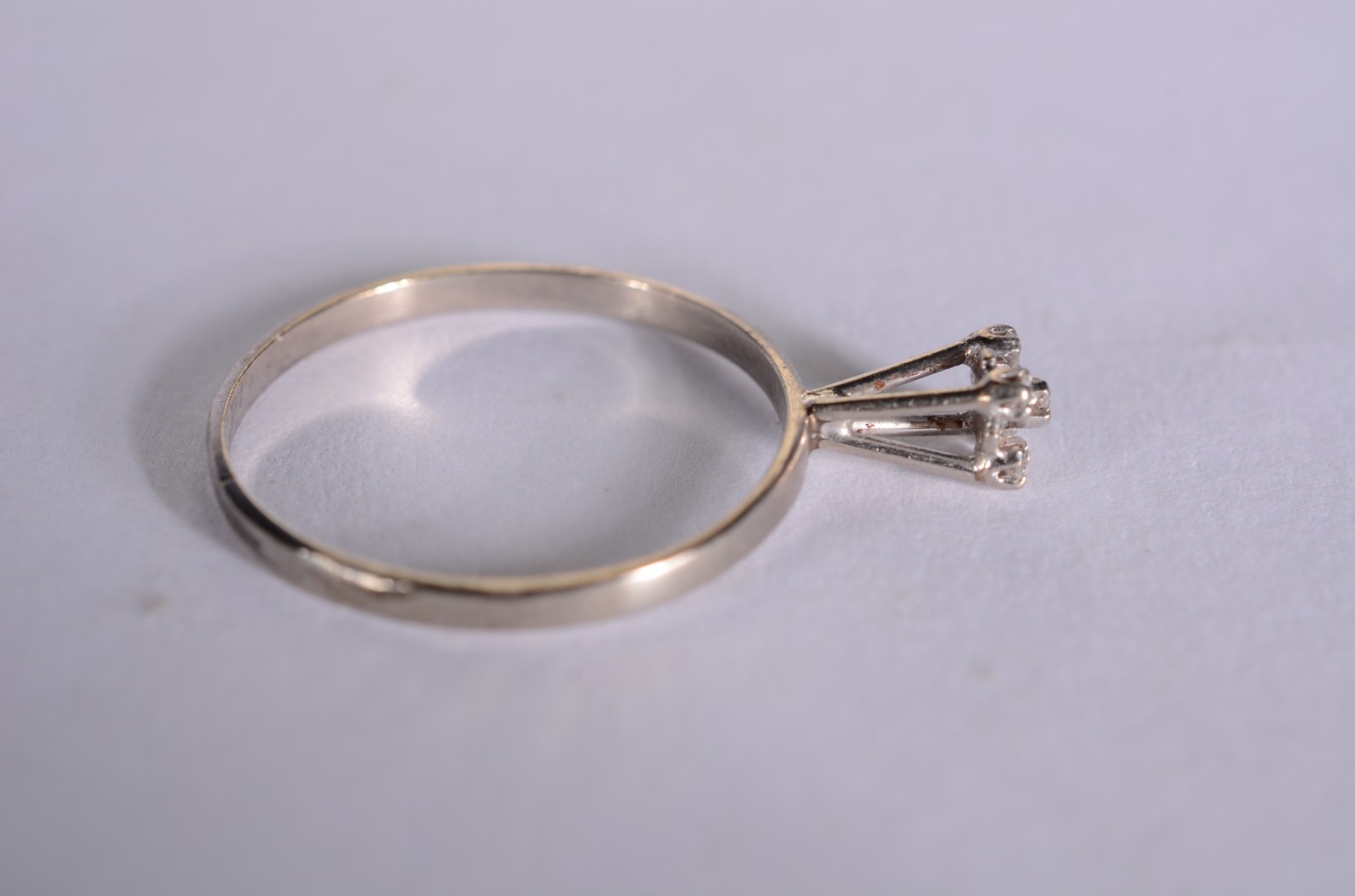 Anel feitio chuveiro de ouro branco com 4 brilhantes, aro 19. (Por... - foto 4 de 7