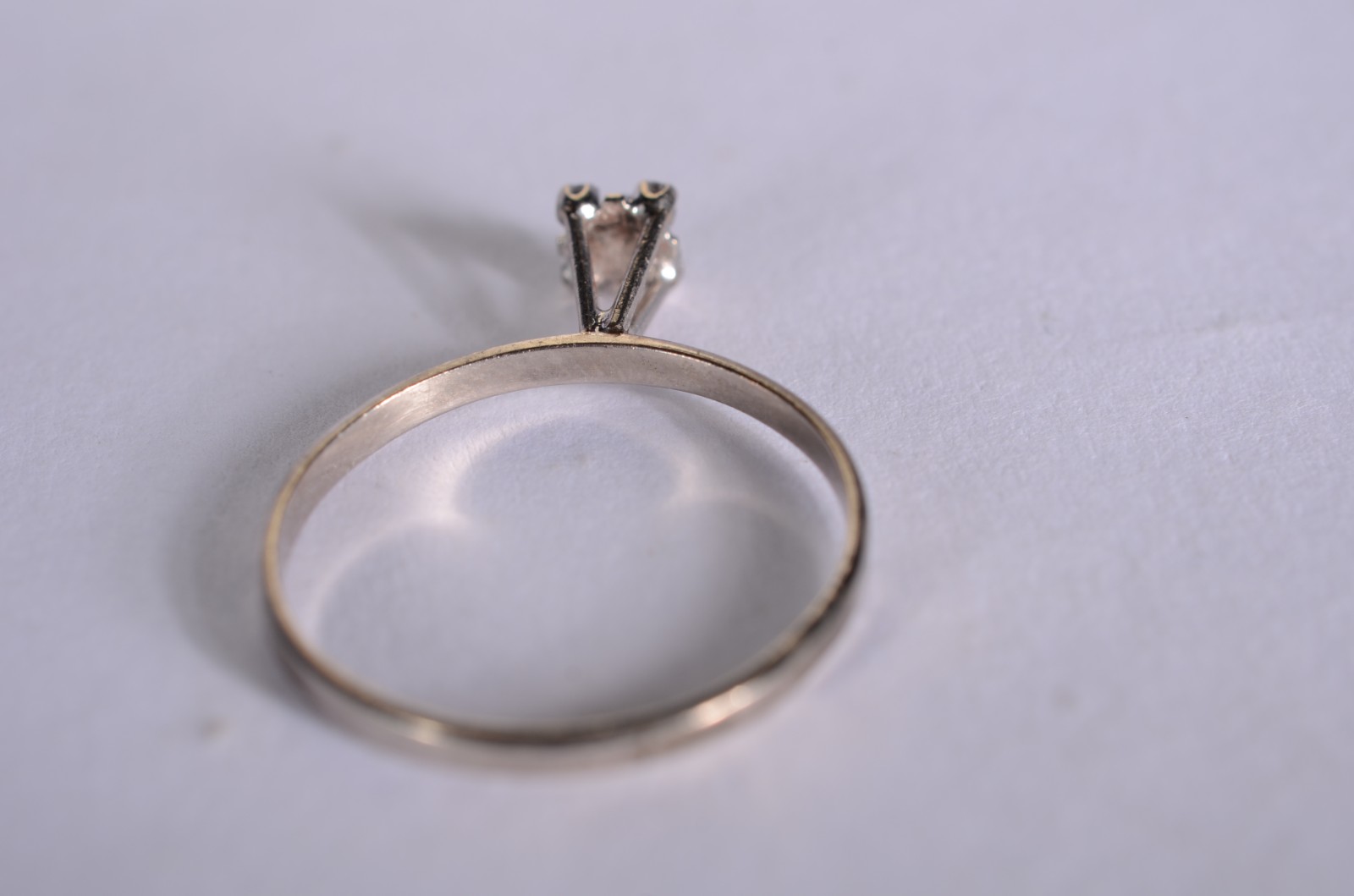 Anel feitio chuveiro de ouro branco com 4 brilhantes, aro 19. (Por... - foto 5 de 7