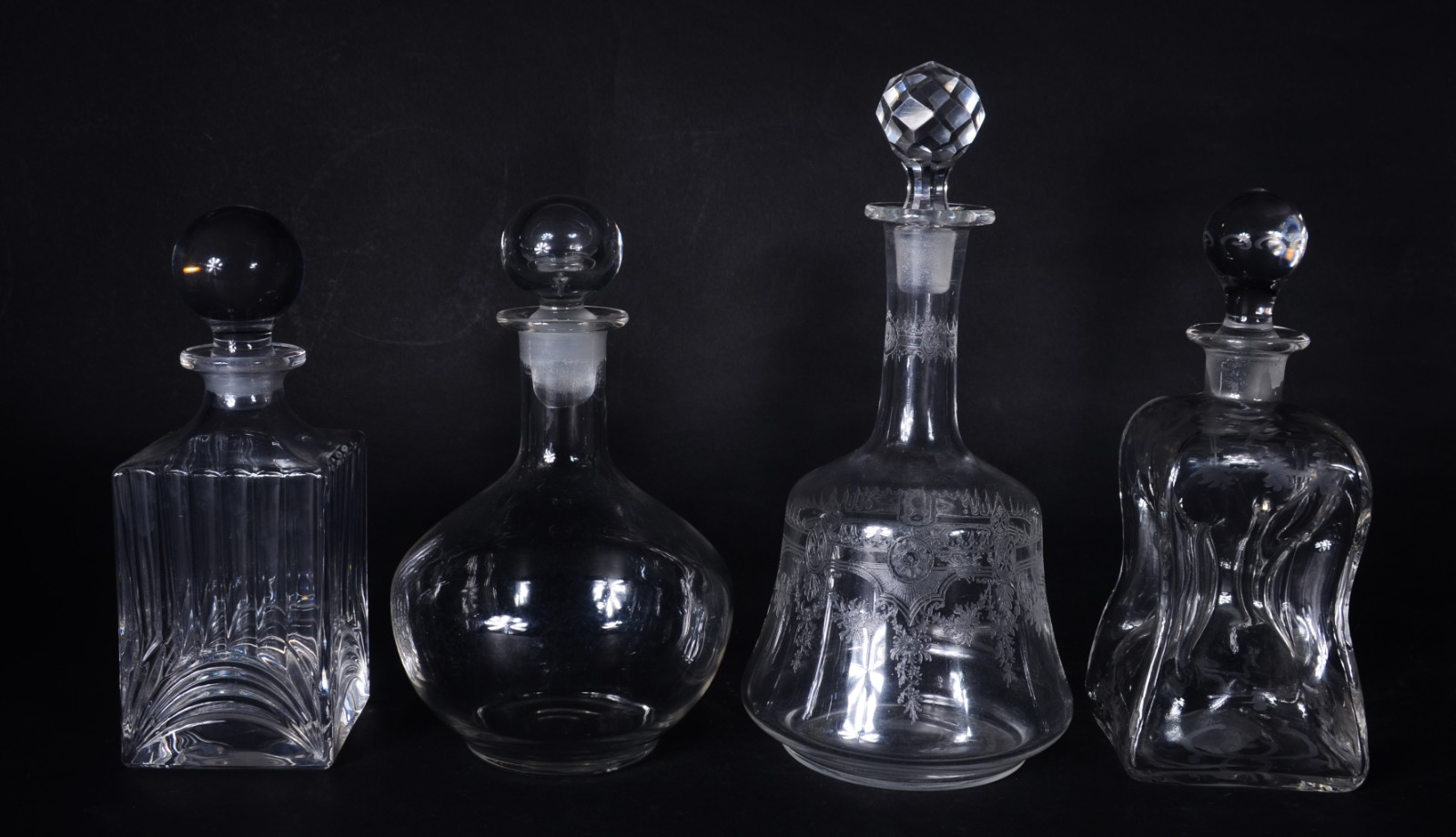 Quatro garrafas de cristal de diversas procedências e formatos. - foto 1 de 9