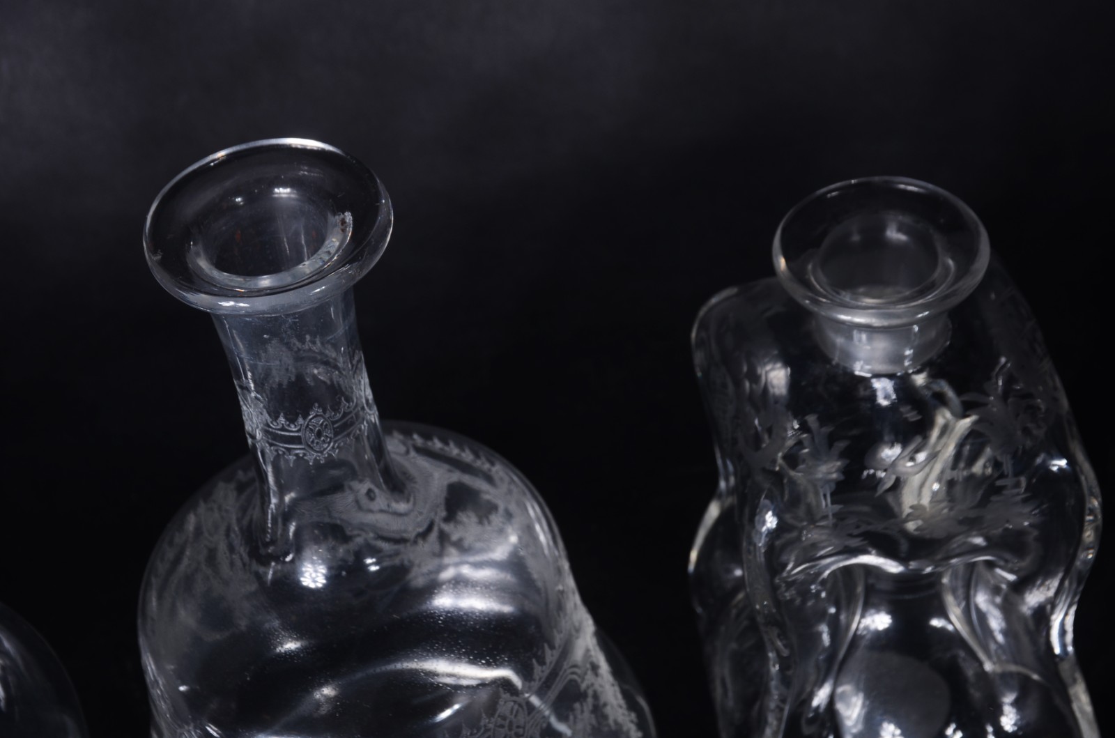 Quatro garrafas de cristal de diversas procedências e formatos. - foto 4 de 9