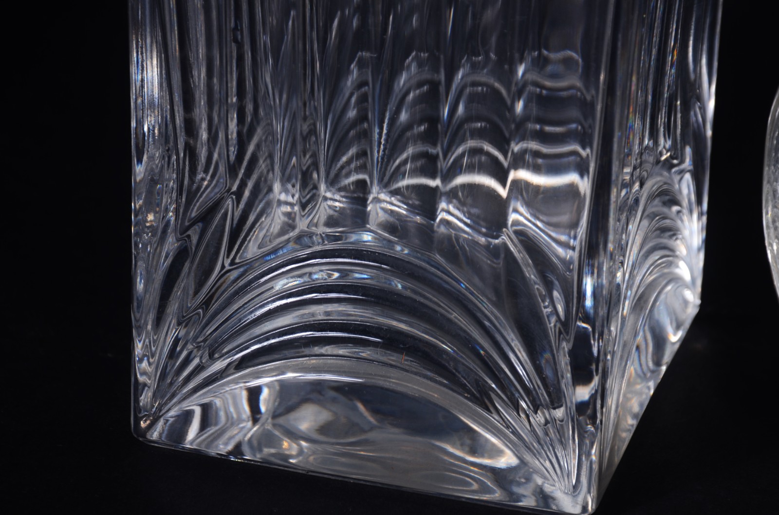 Quatro garrafas de cristal de diversas procedências e formatos. - foto 7 de 9