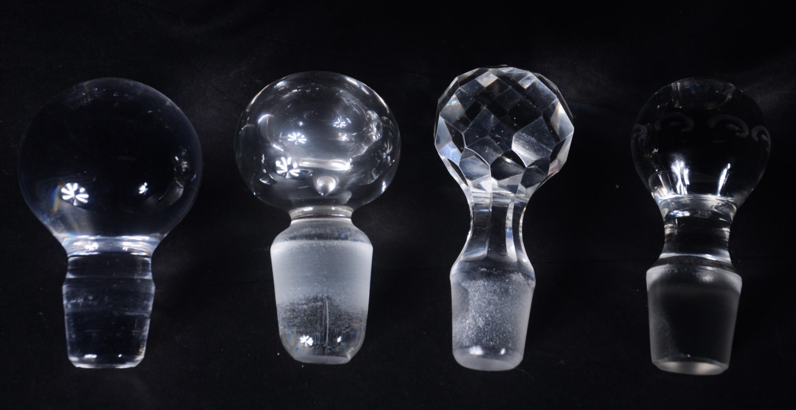 Quatro garrafas de cristal de diversas procedências e formatos. - foto 8 de 9