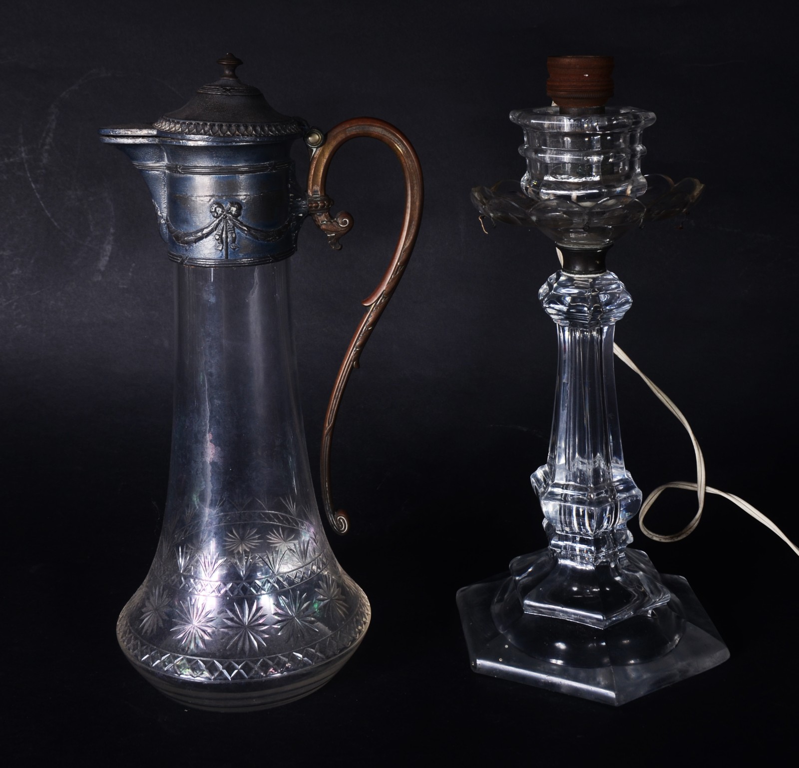 Duas peças de cristal, sendo: jarra com bocal e alça de metal e base... - foto 1 de 8
